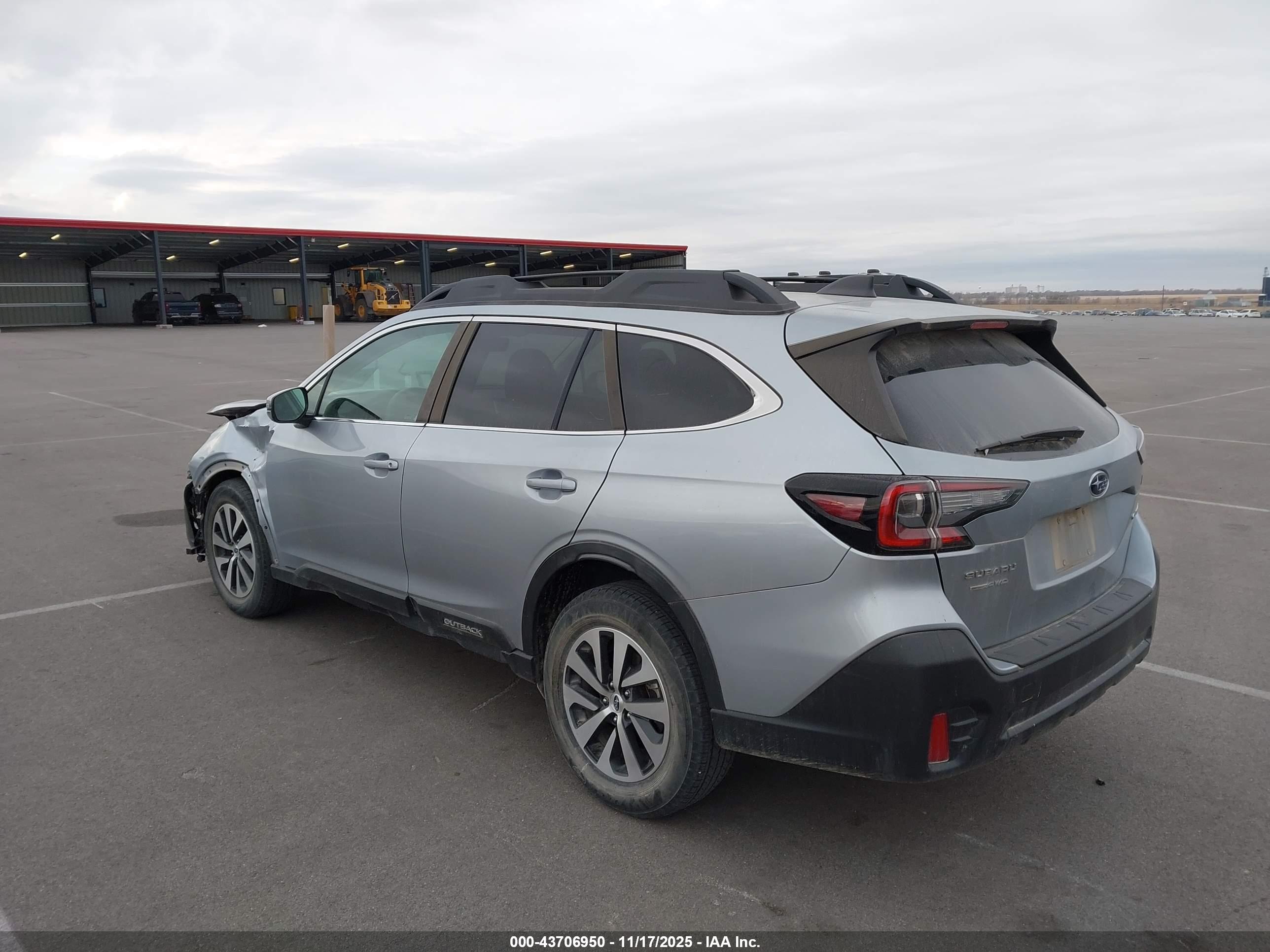 SUBARU OUTBACK image 3