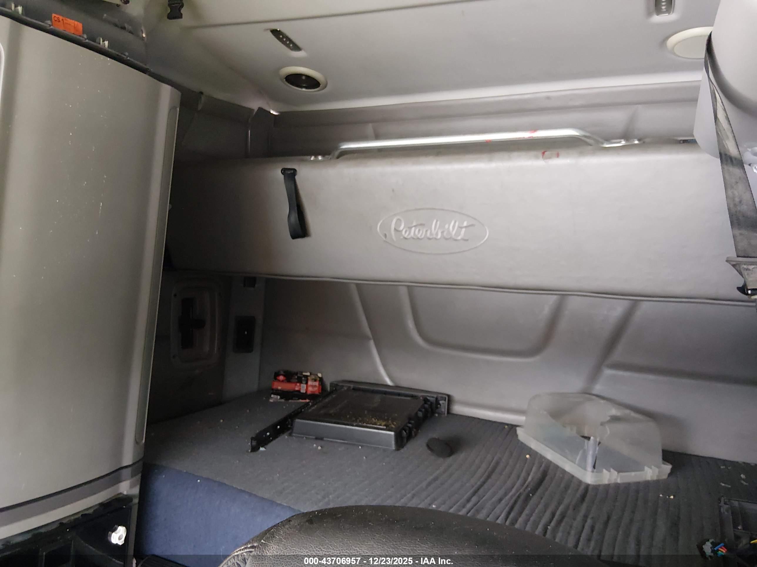 PETERBILT 579 image 7