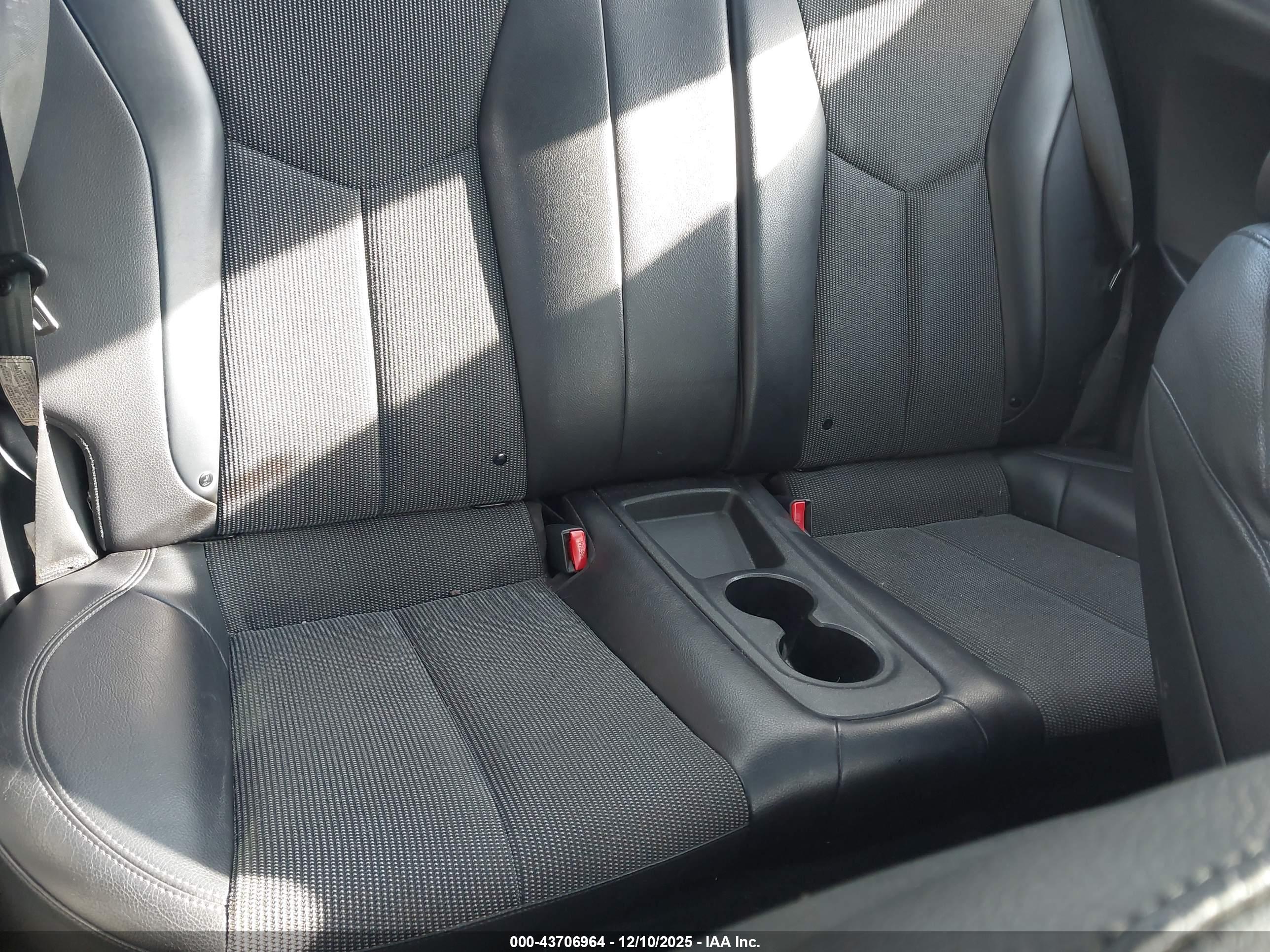 HYUNDAI VELOSTER image 8