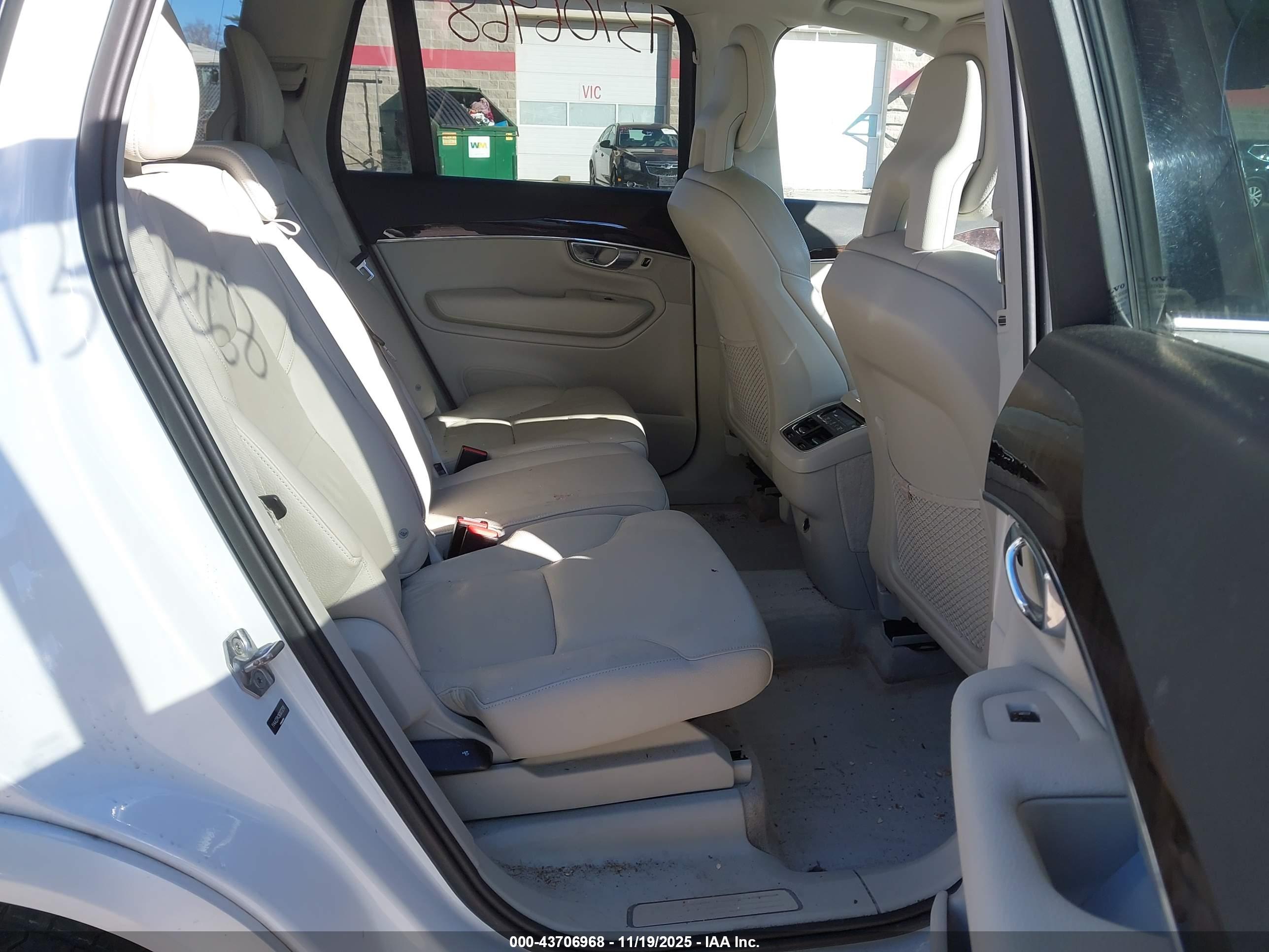 VOLVO XC90 image 8