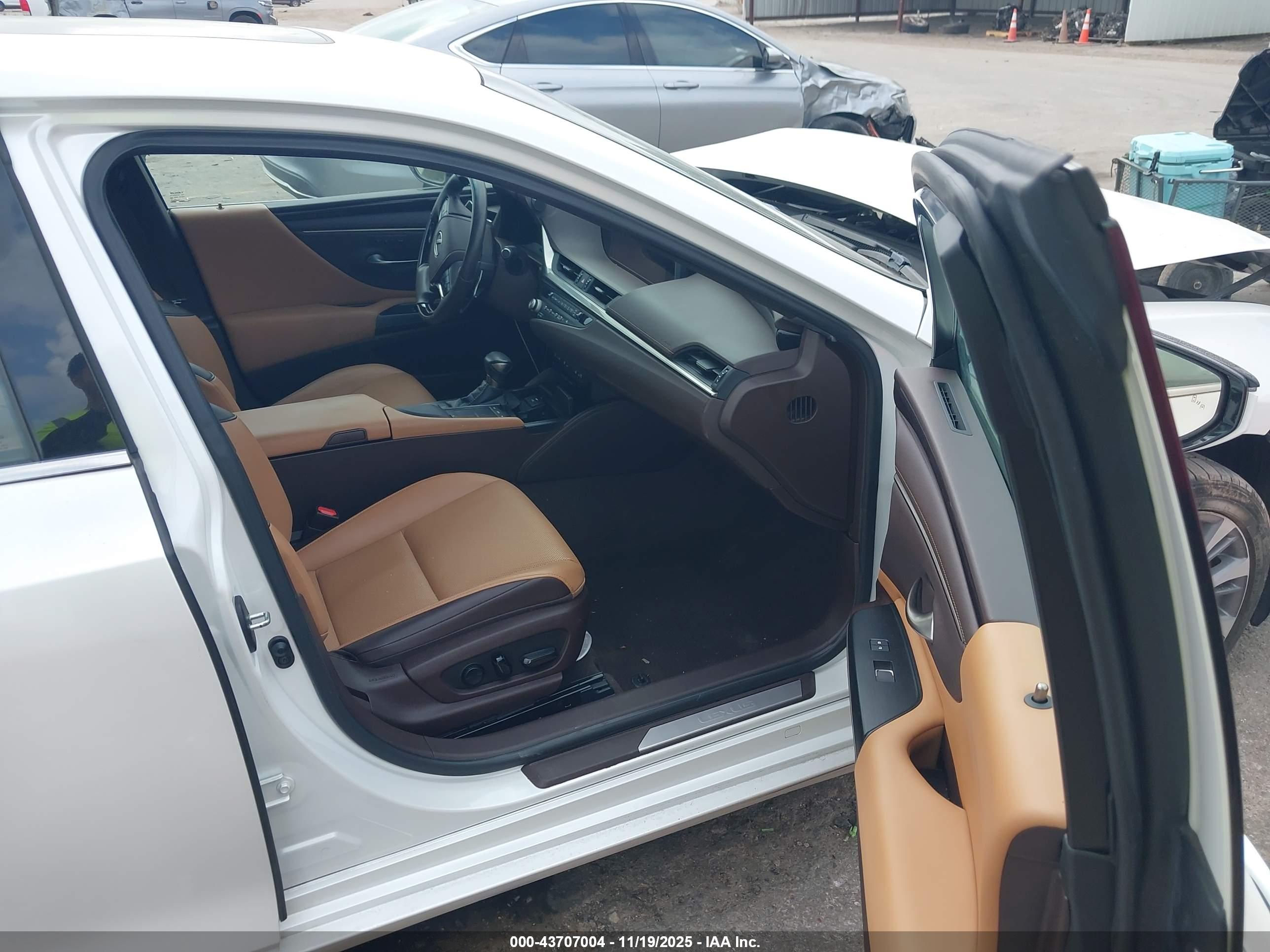 LEXUS ES image 5