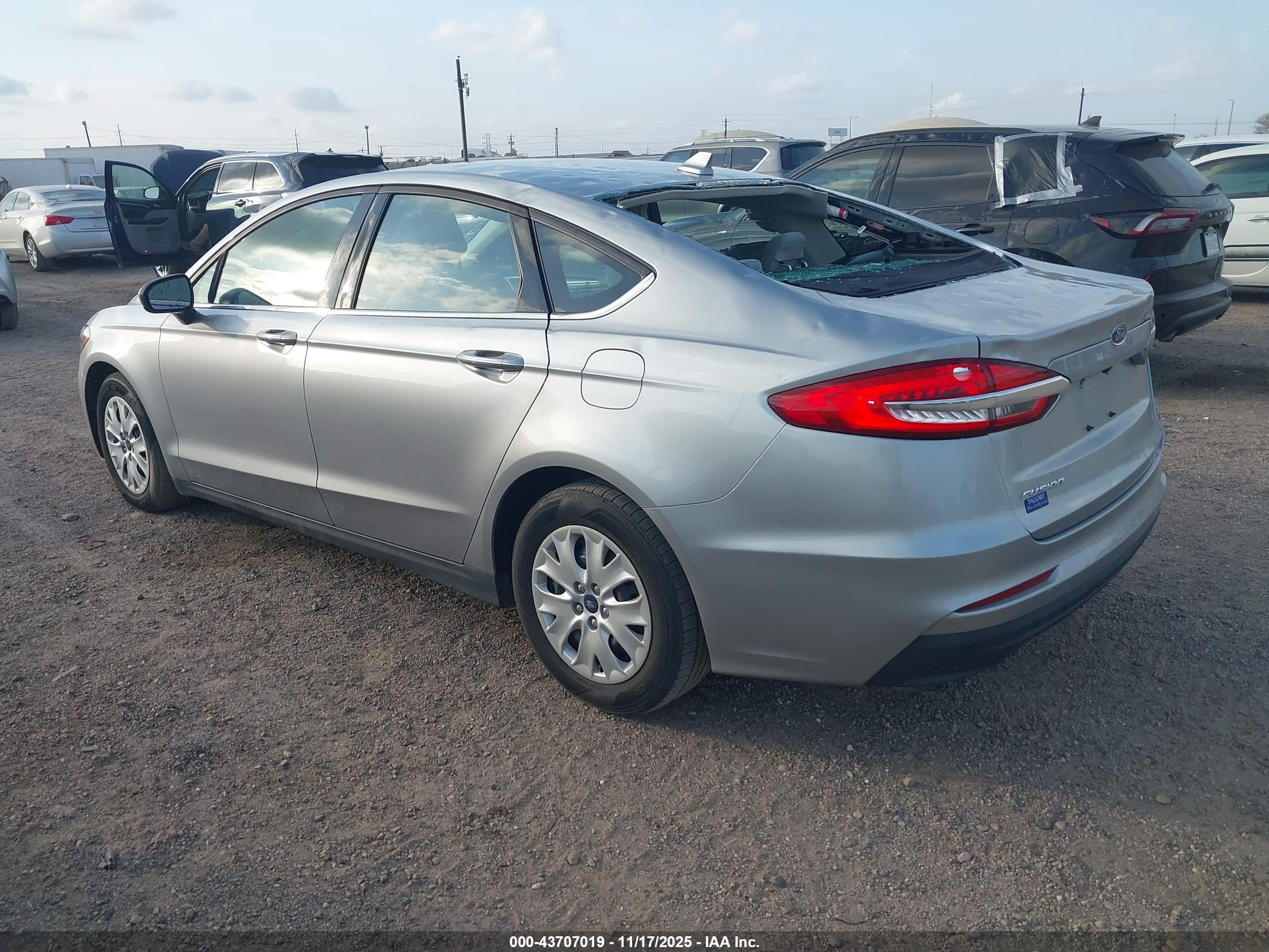 FORD FUSION image 3
