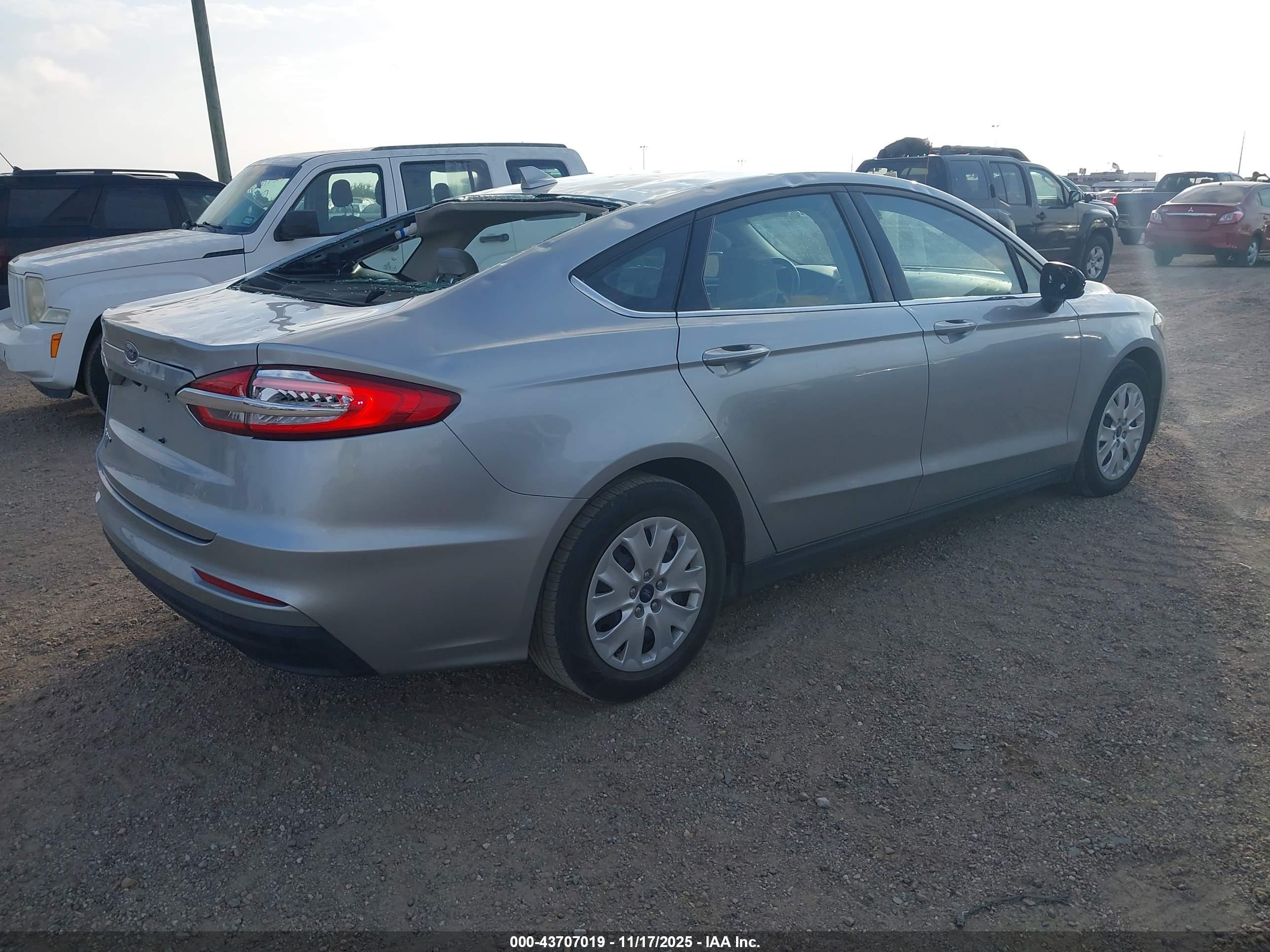 FORD FUSION image 4