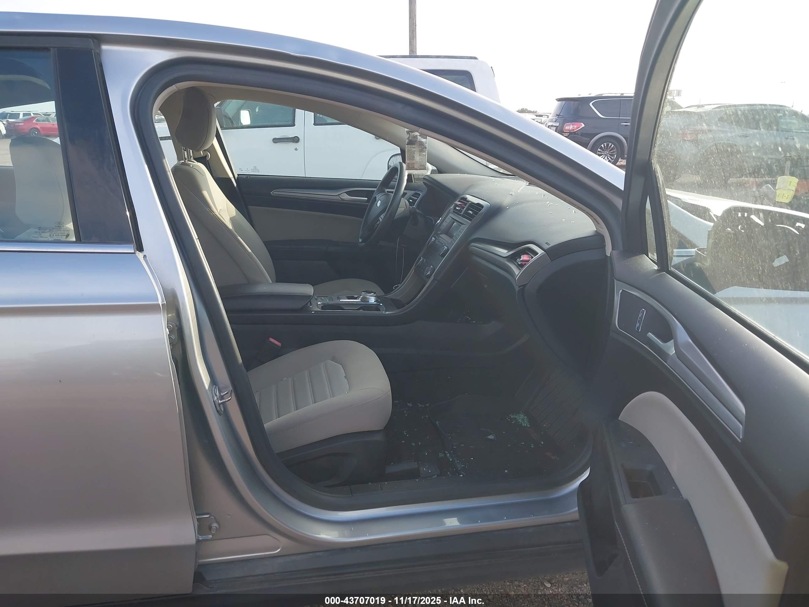 FORD FUSION image 5