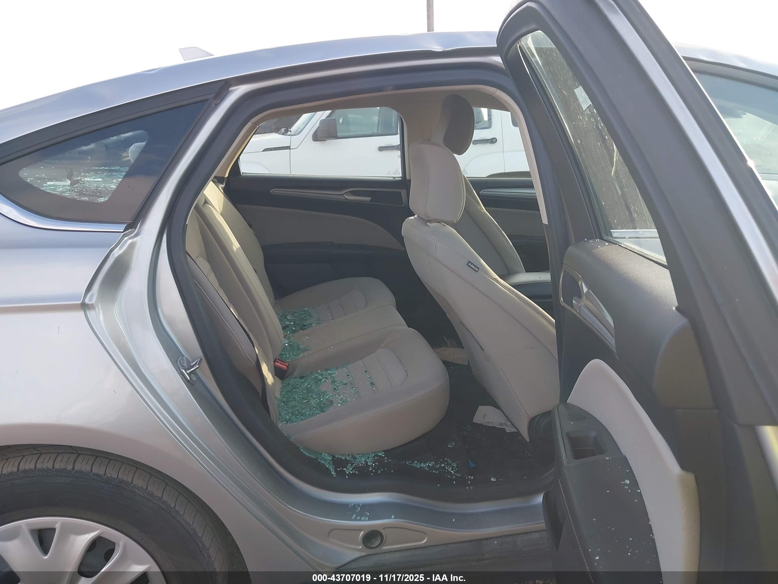 FORD FUSION image 8