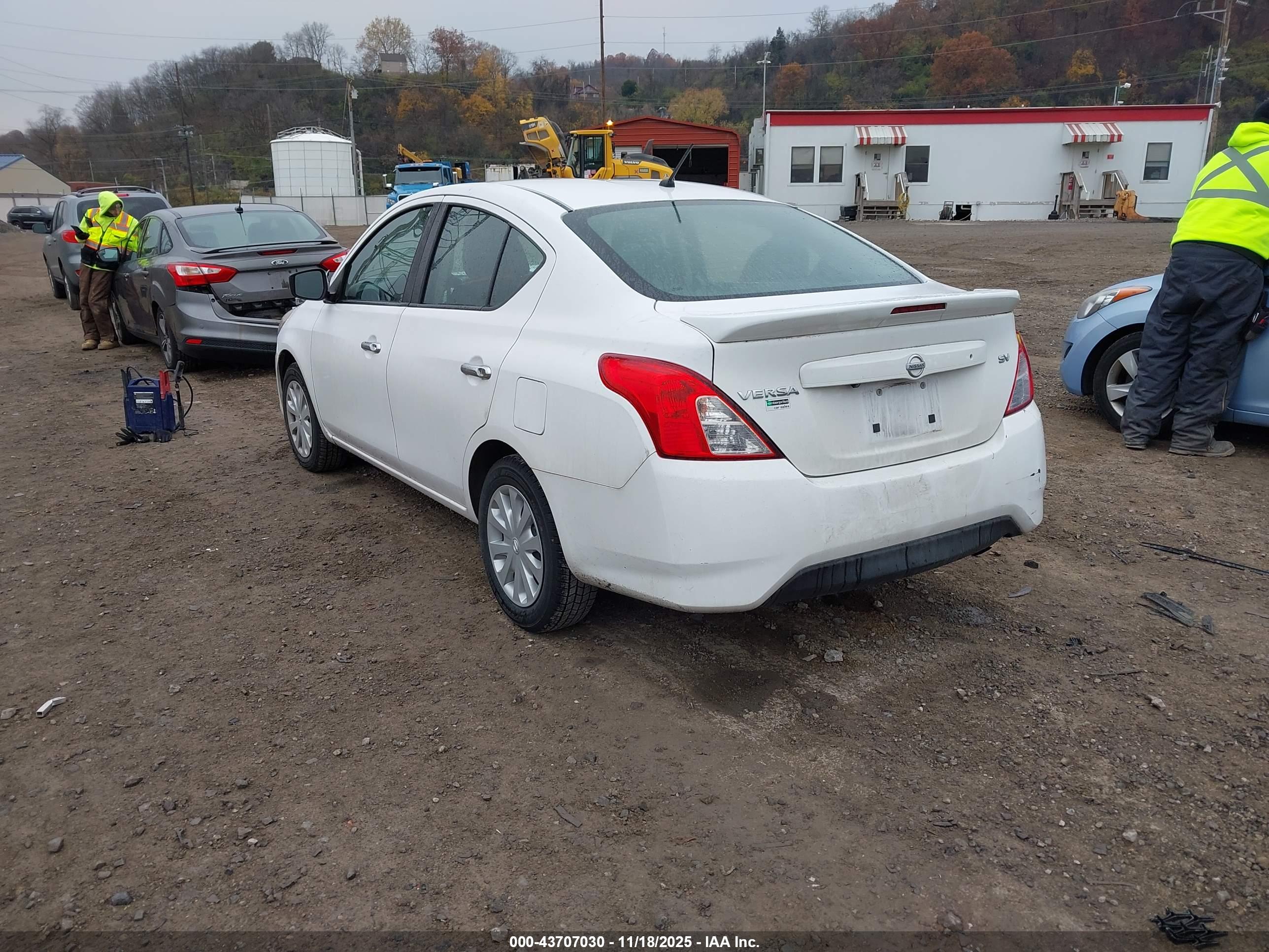 NISSAN VERSA image 3