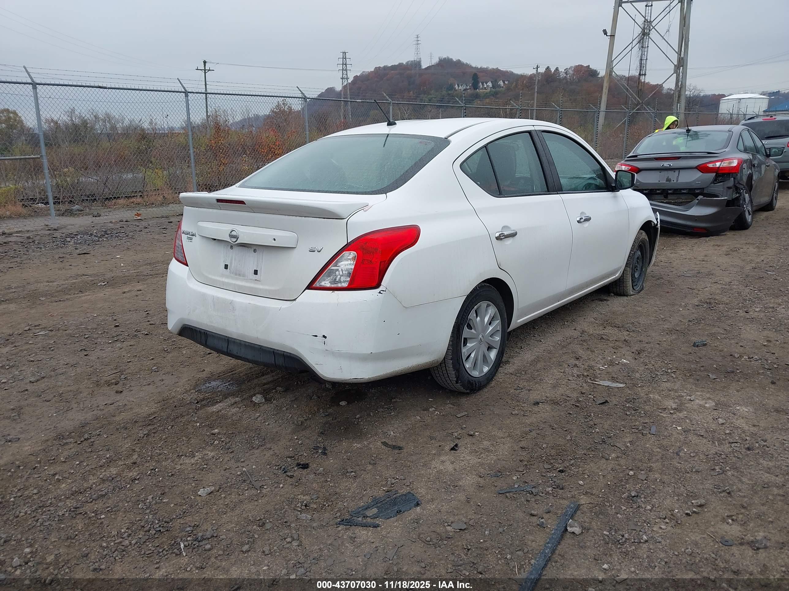 NISSAN VERSA image 4