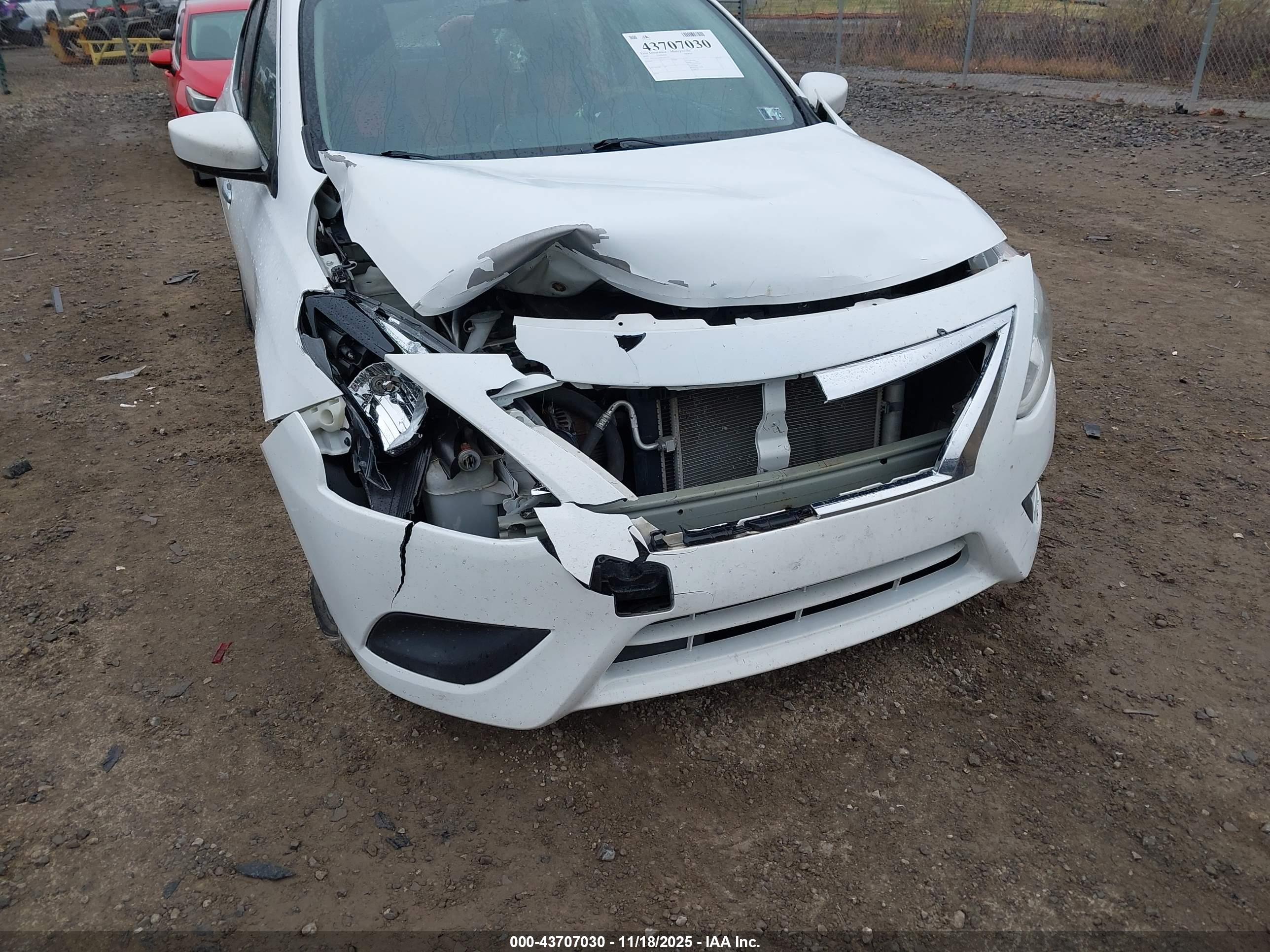 NISSAN VERSA image 6