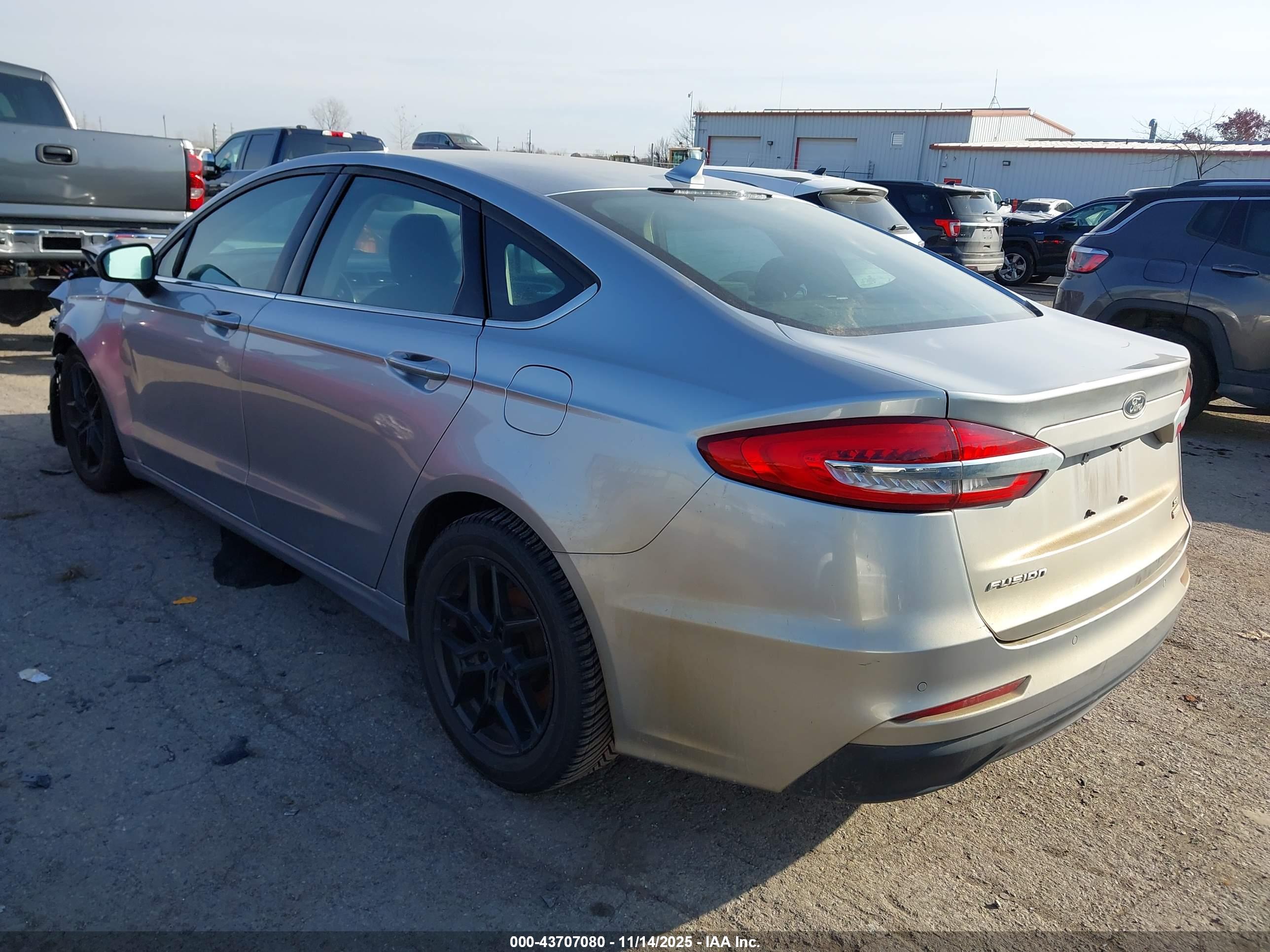FORD FUSION image 3