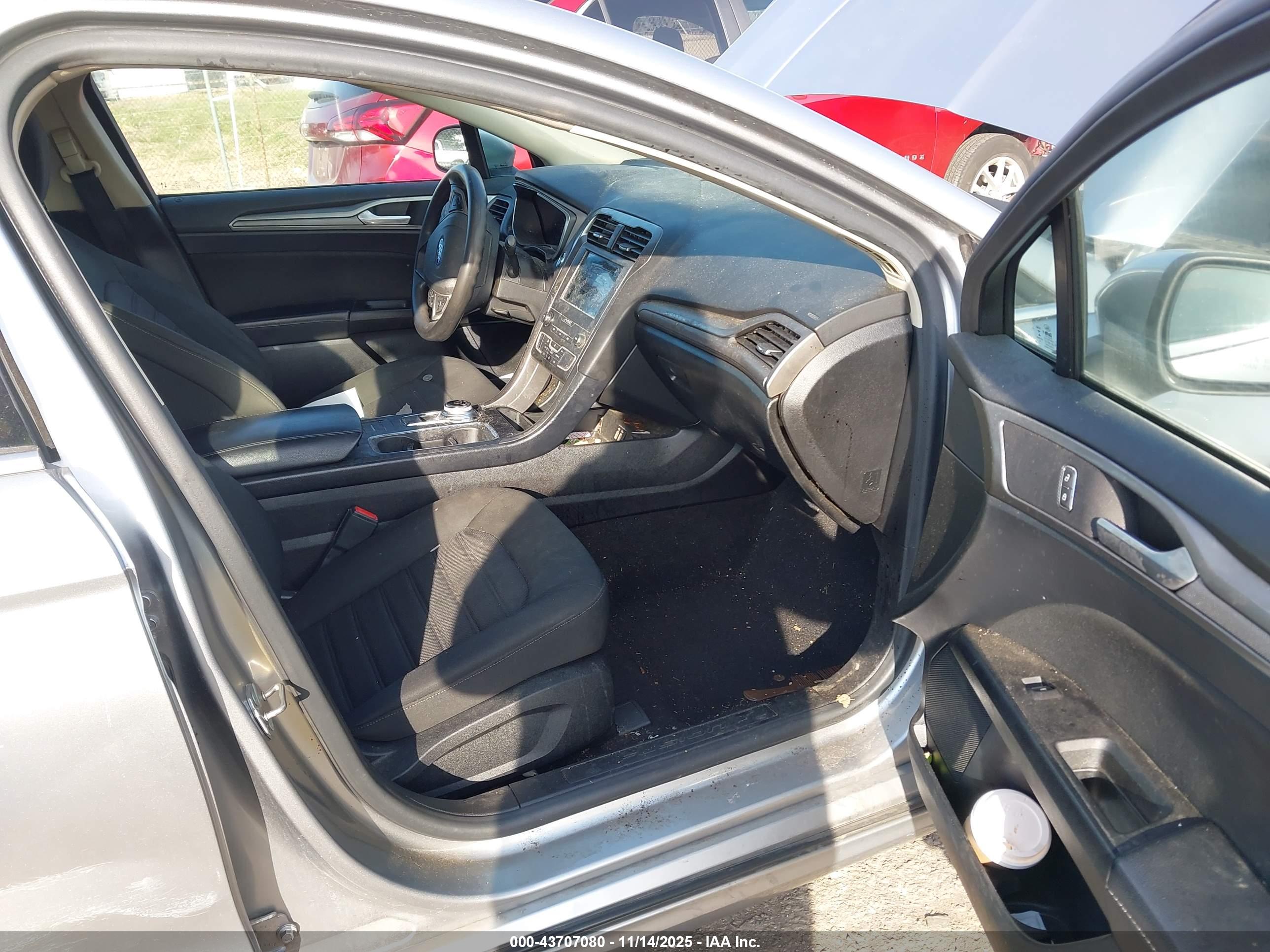 FORD FUSION image 5