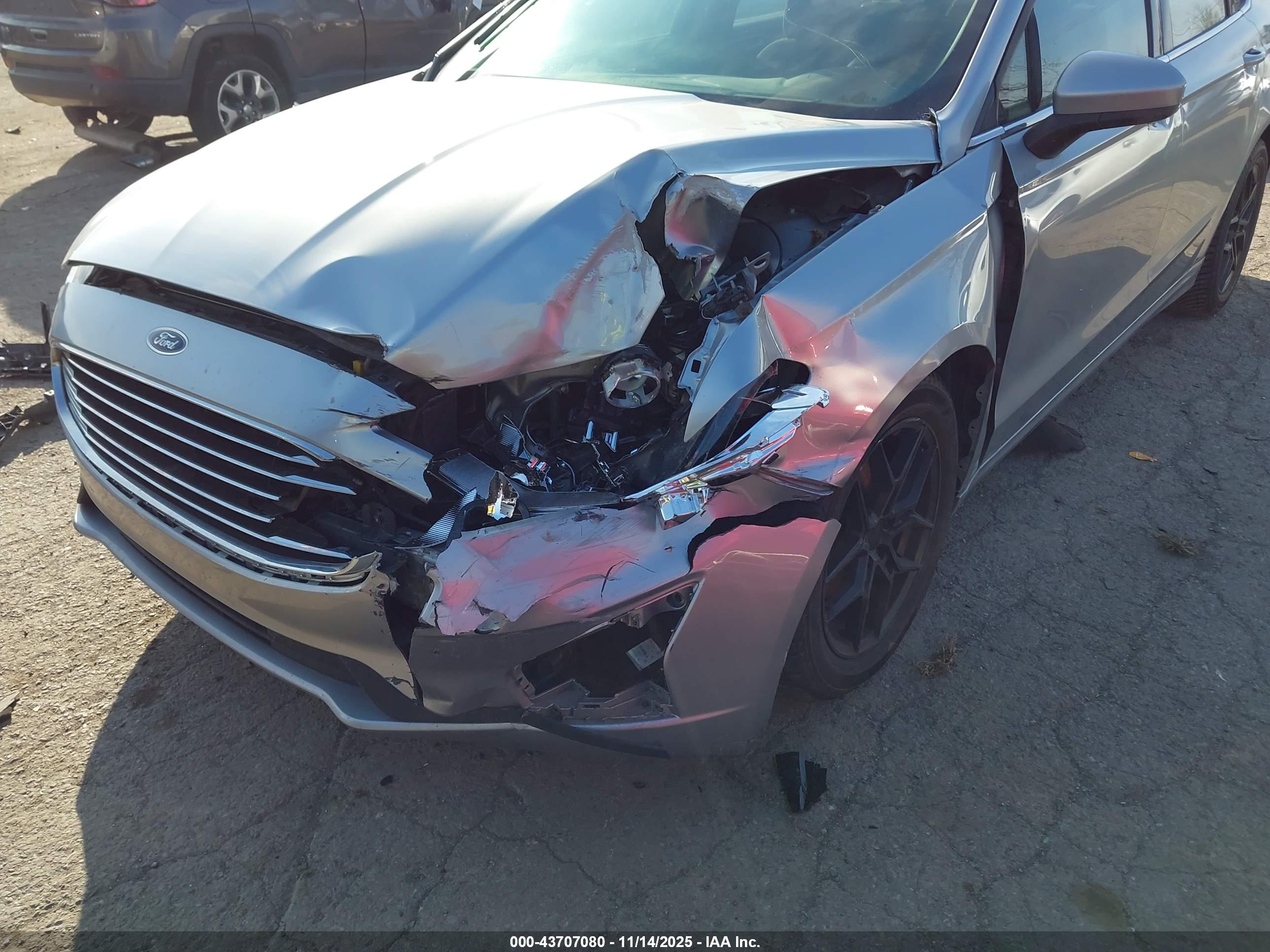 FORD FUSION image 6