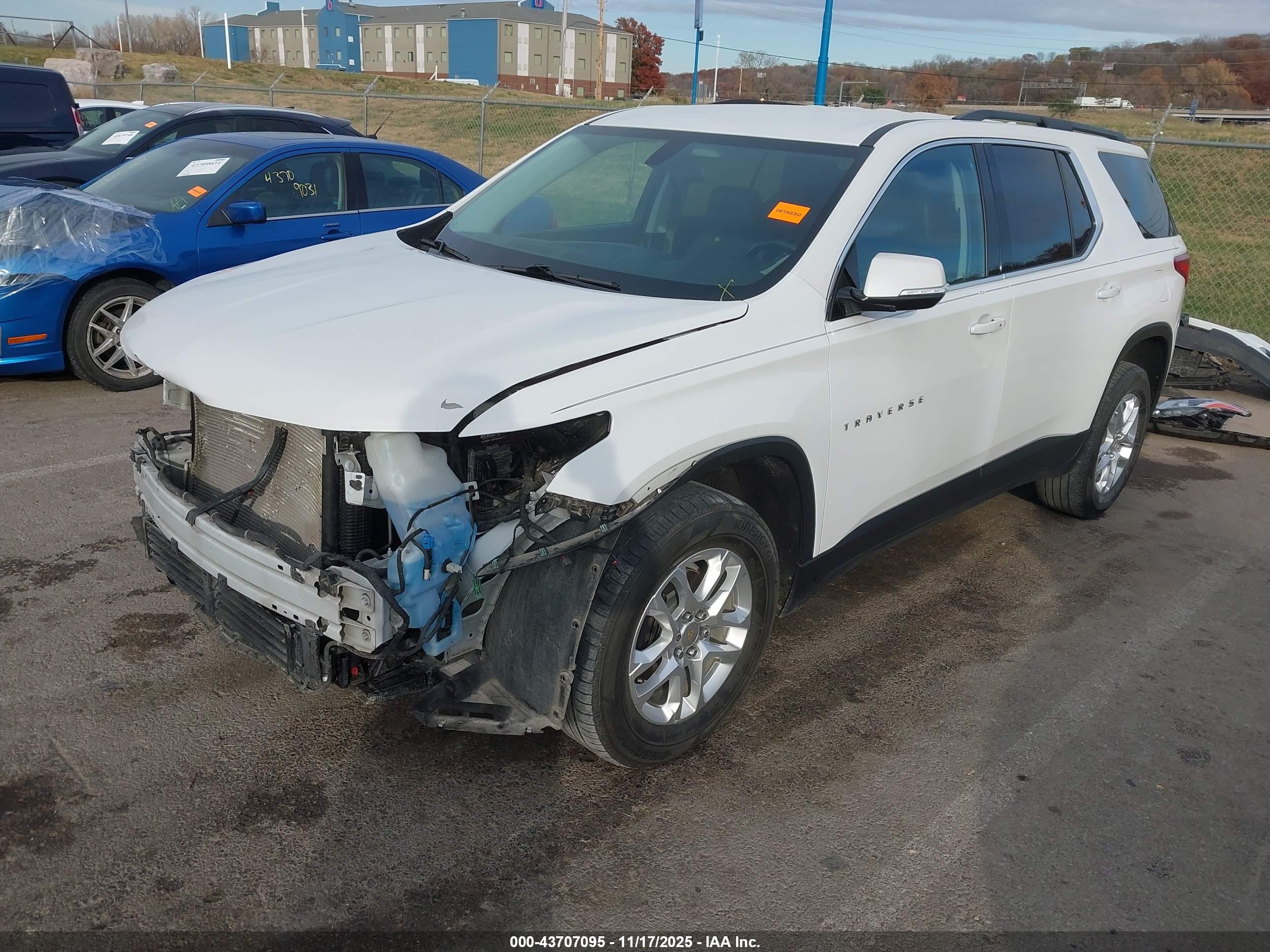 CHEVROLET TRAVERSE image 2