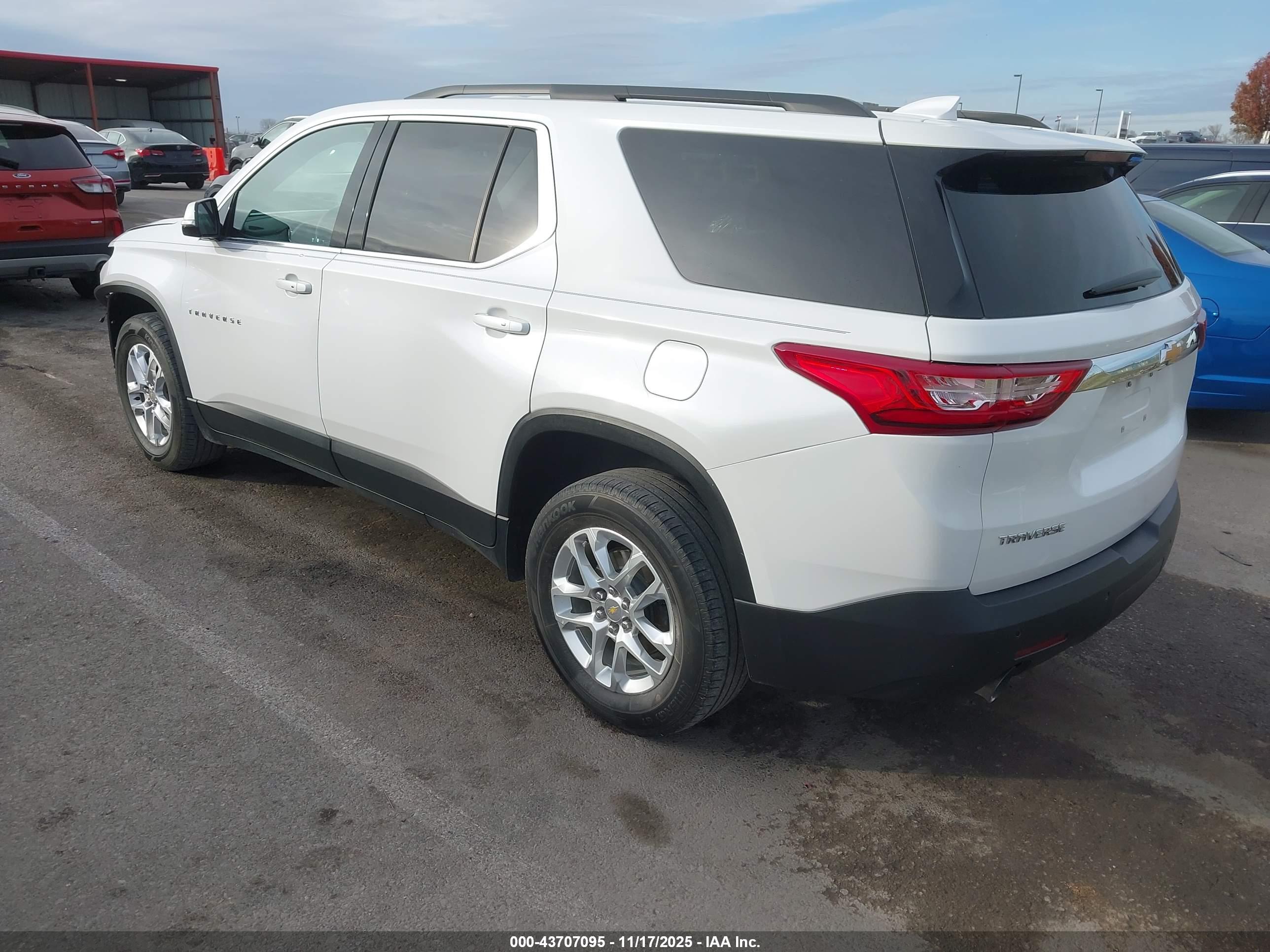CHEVROLET TRAVERSE image 3