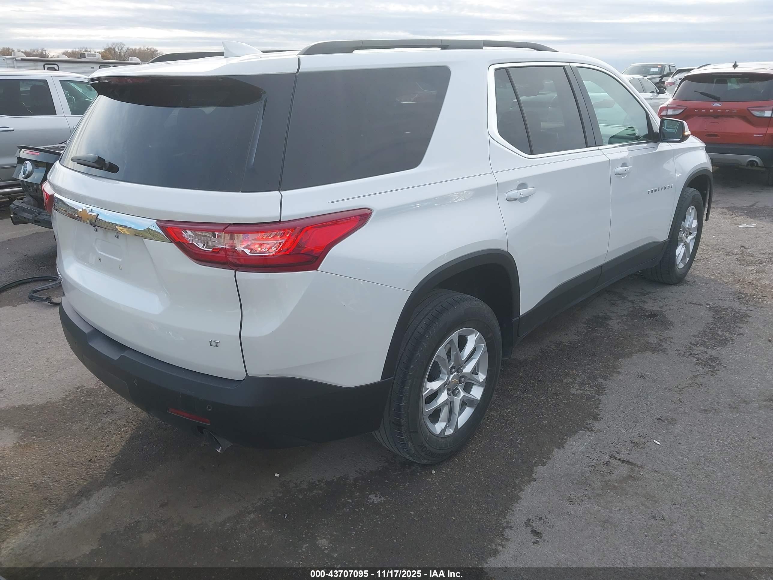 CHEVROLET TRAVERSE image 4