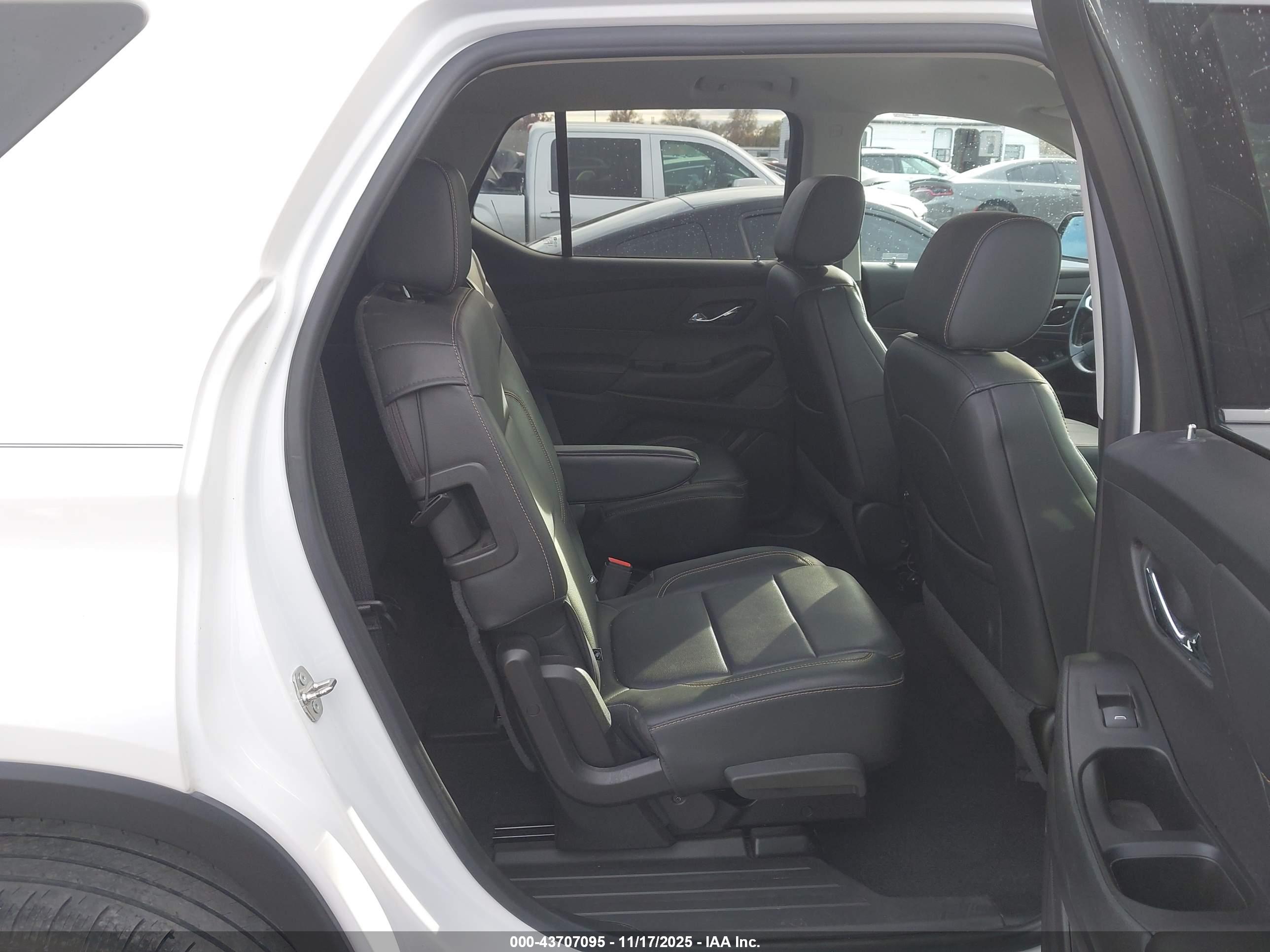 CHEVROLET TRAVERSE image 8