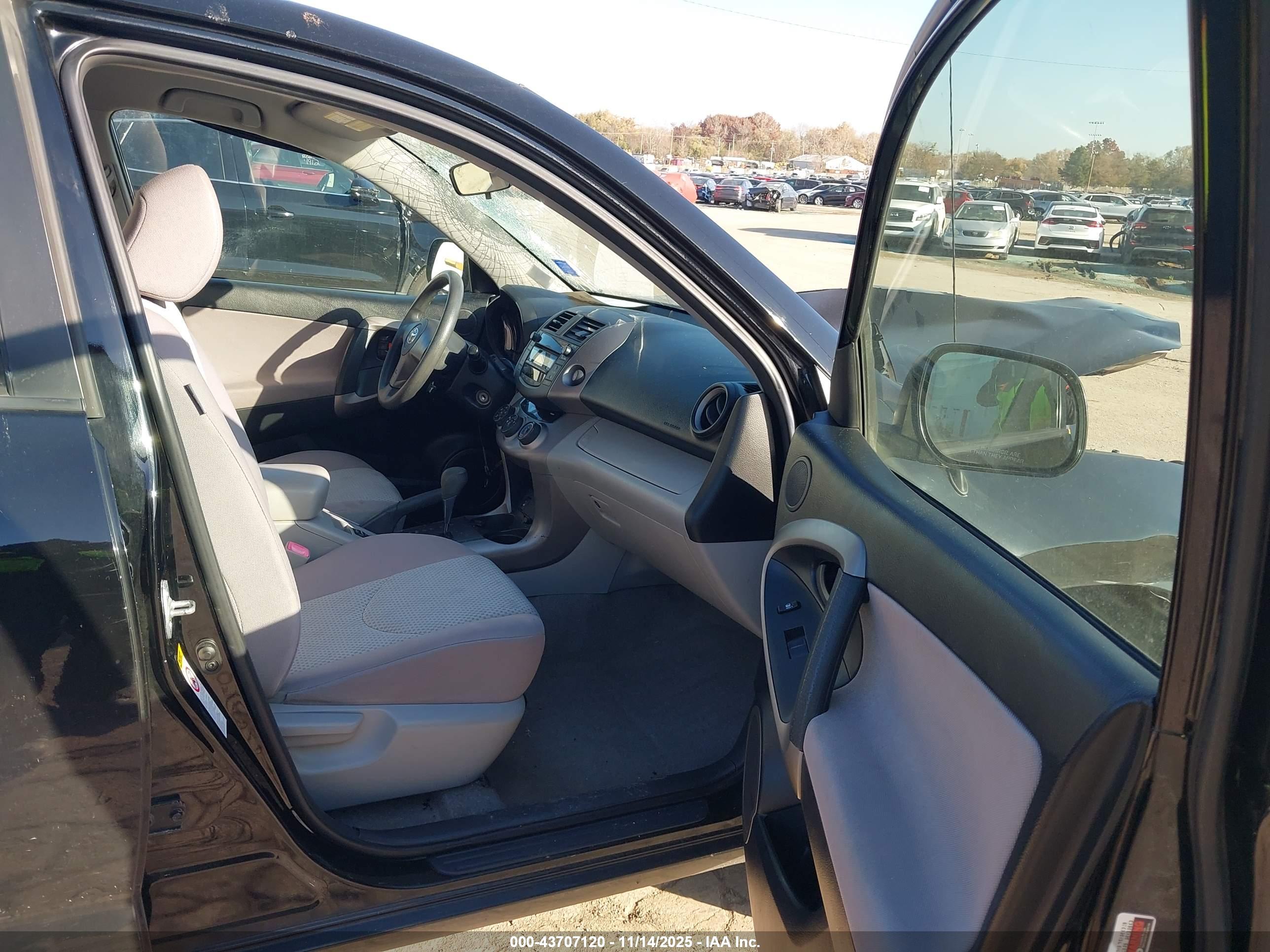 TOYOTA RAV4 image 5