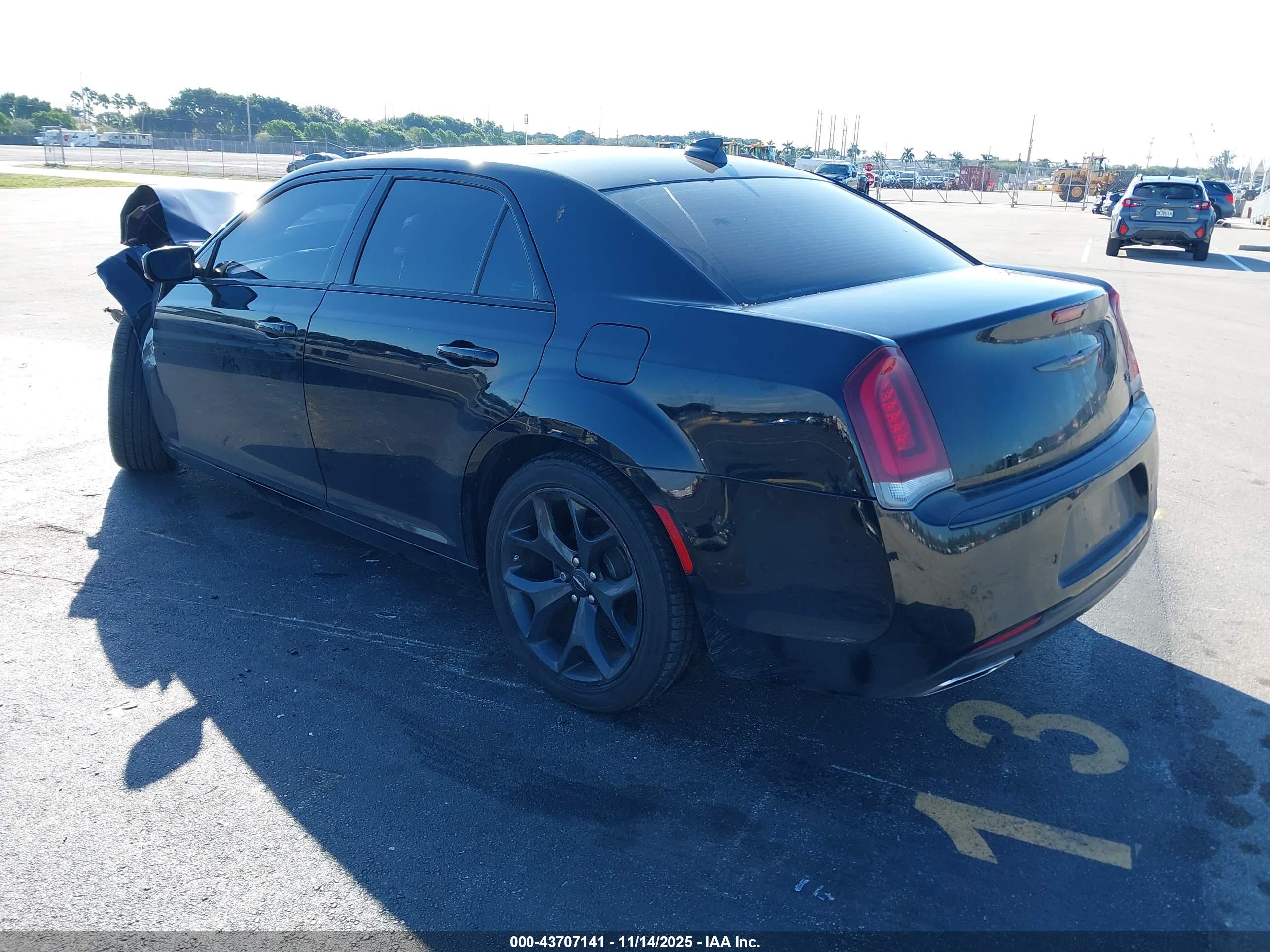 CHRYSLER 300 image 3