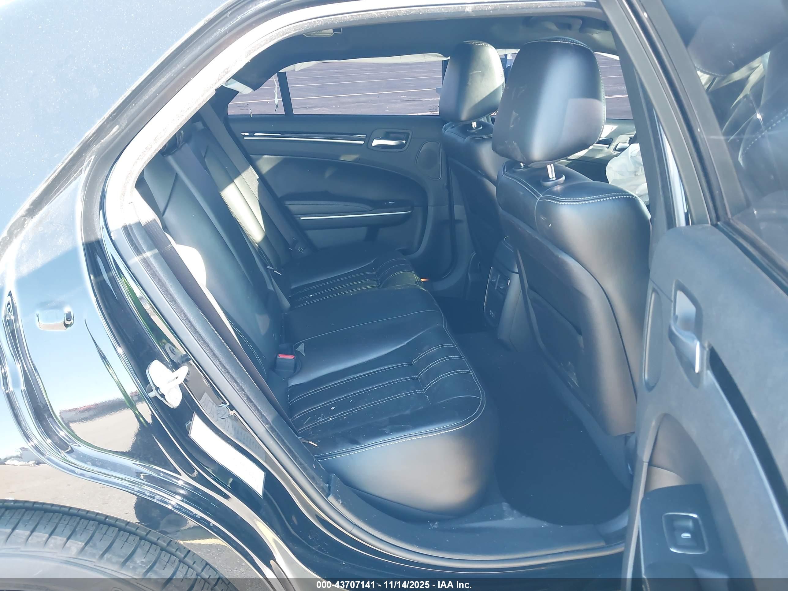 CHRYSLER 300 image 8
