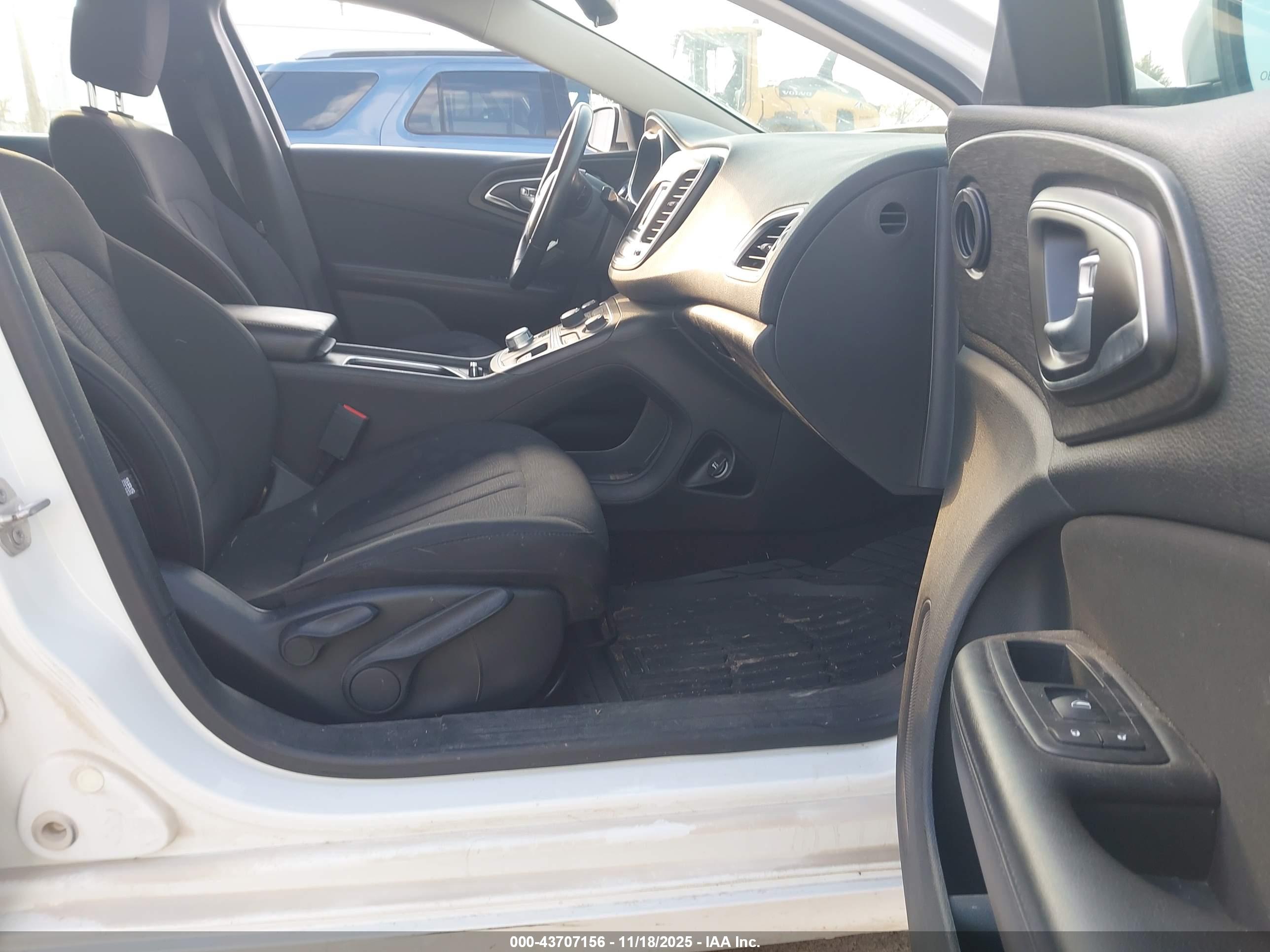 CHRYSLER 200 image 5