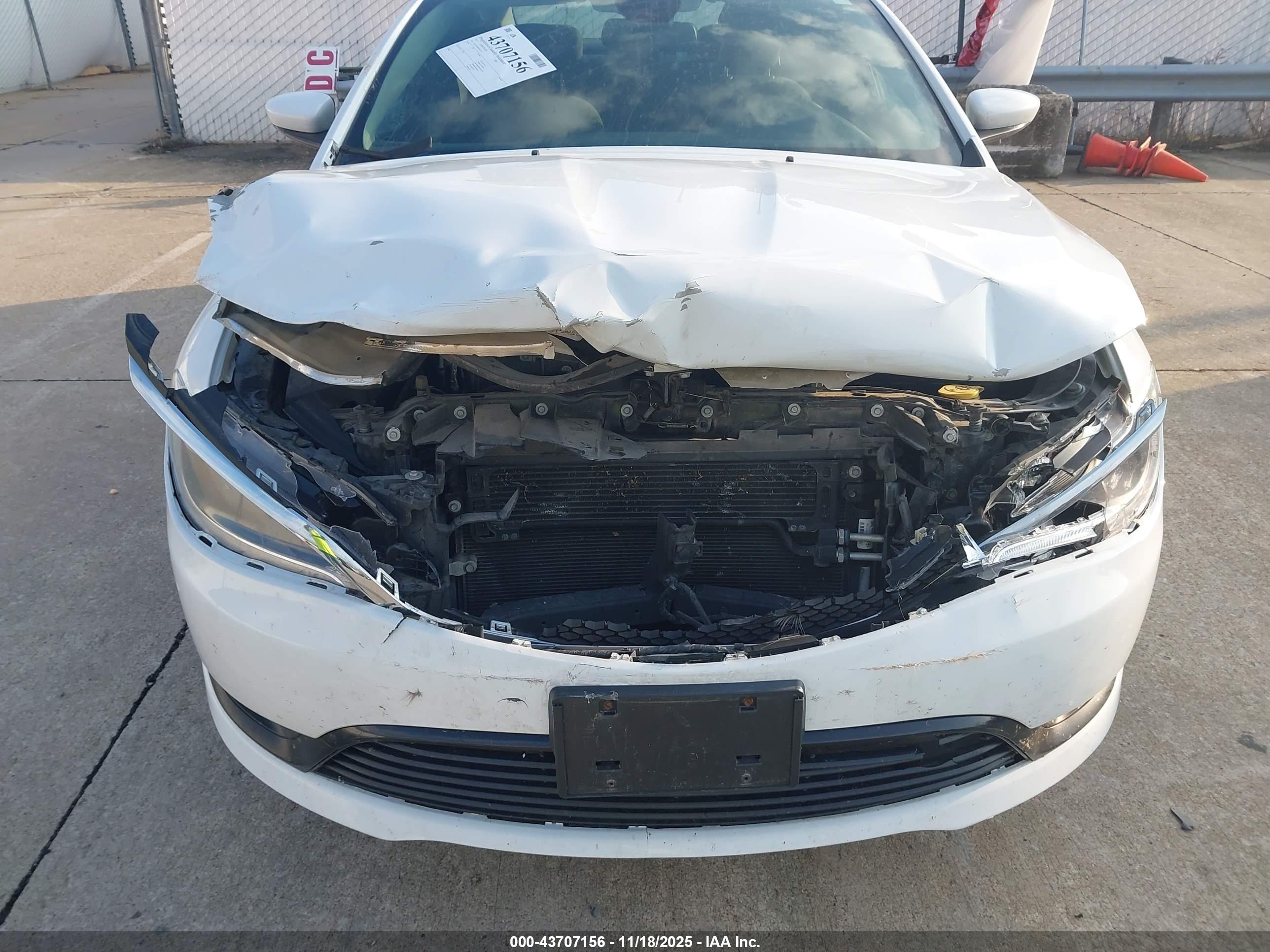 CHRYSLER 200 image 6