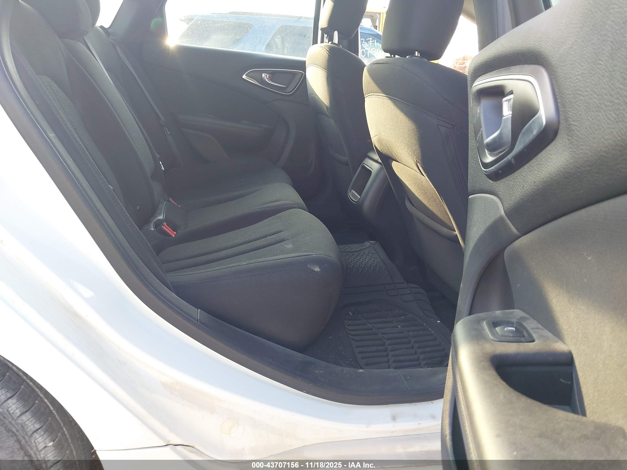 CHRYSLER 200 image 8