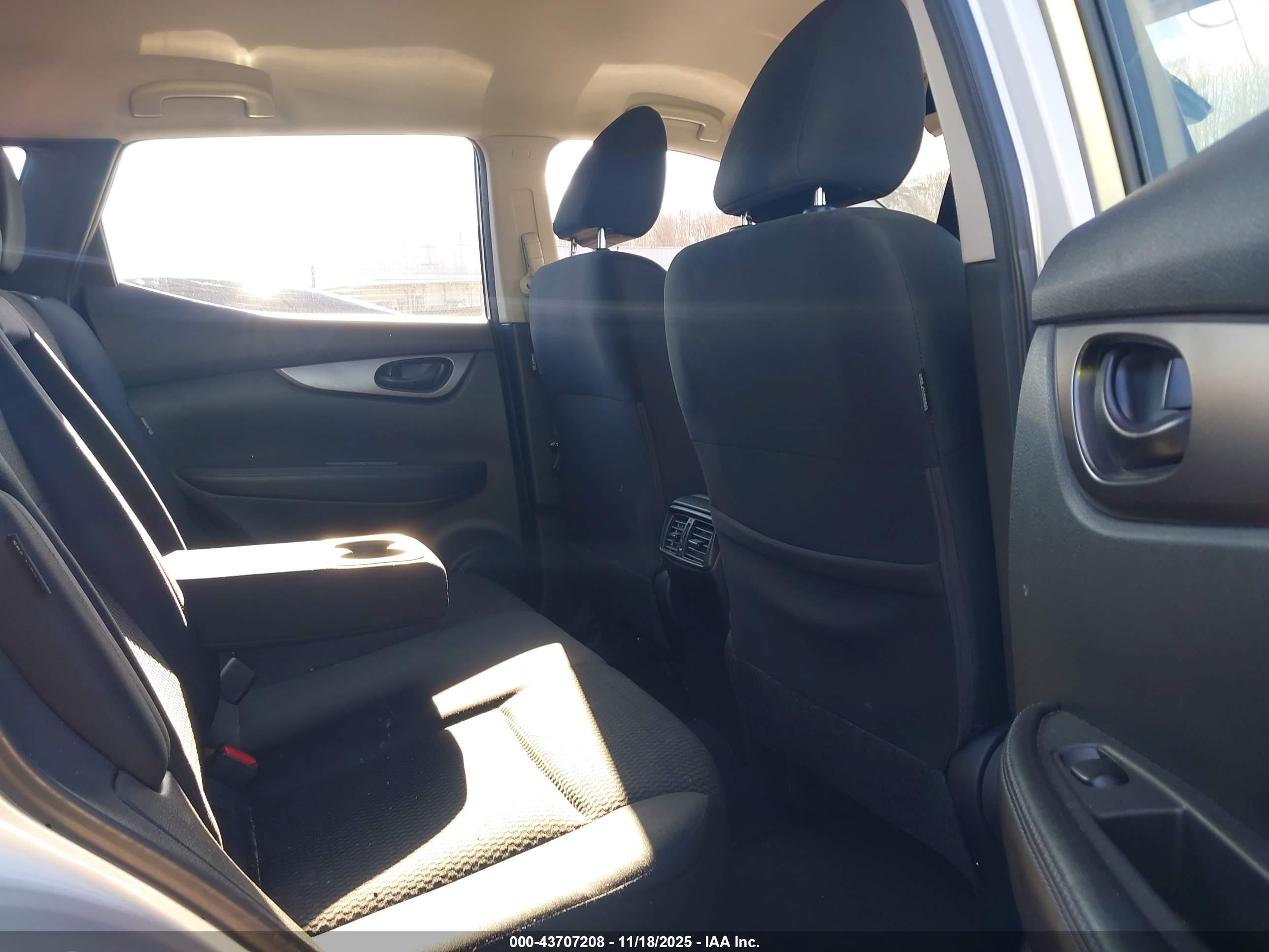 NISSAN ROGUE image 8