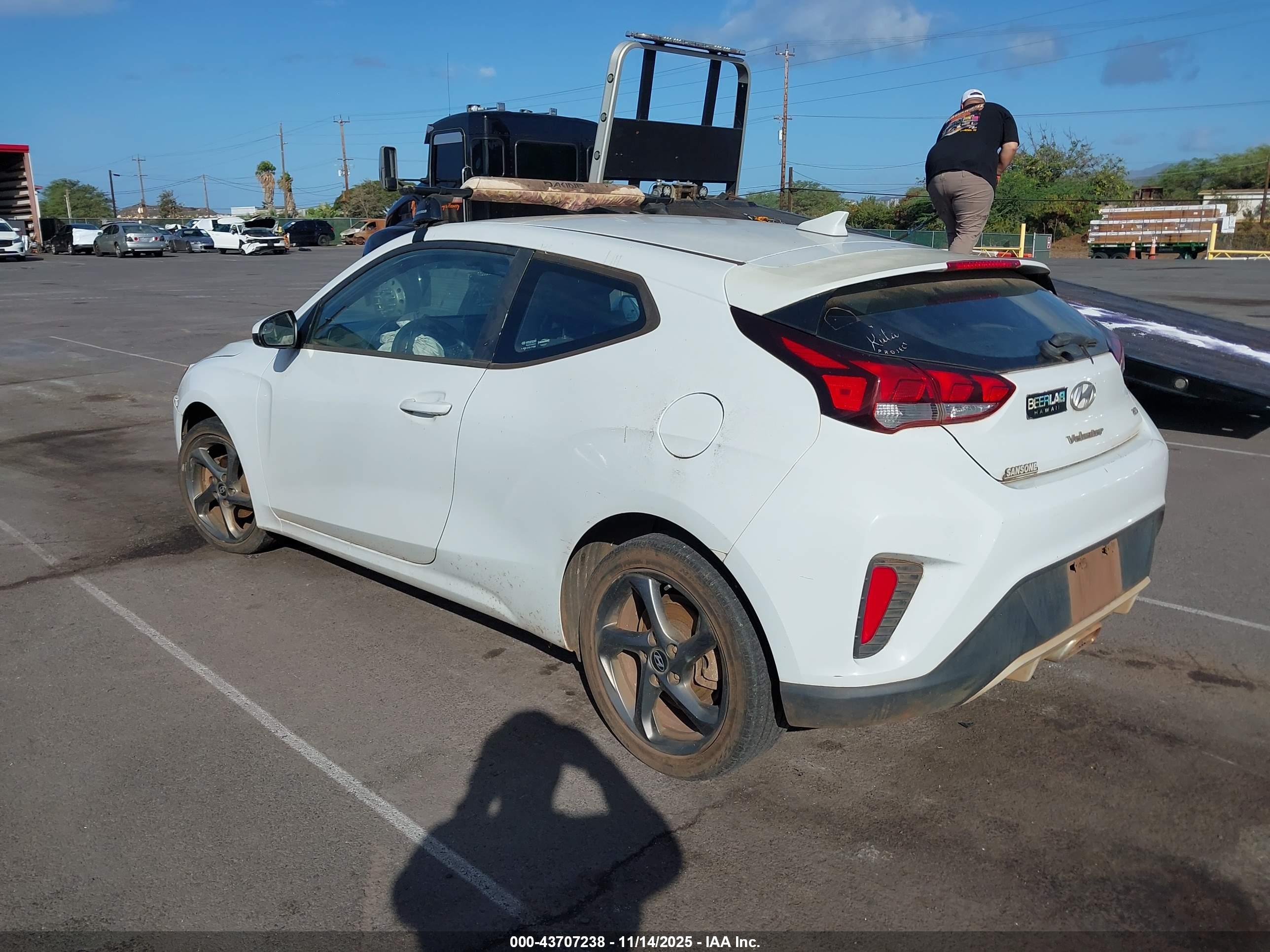 HYUNDAI VELOSTER image 3