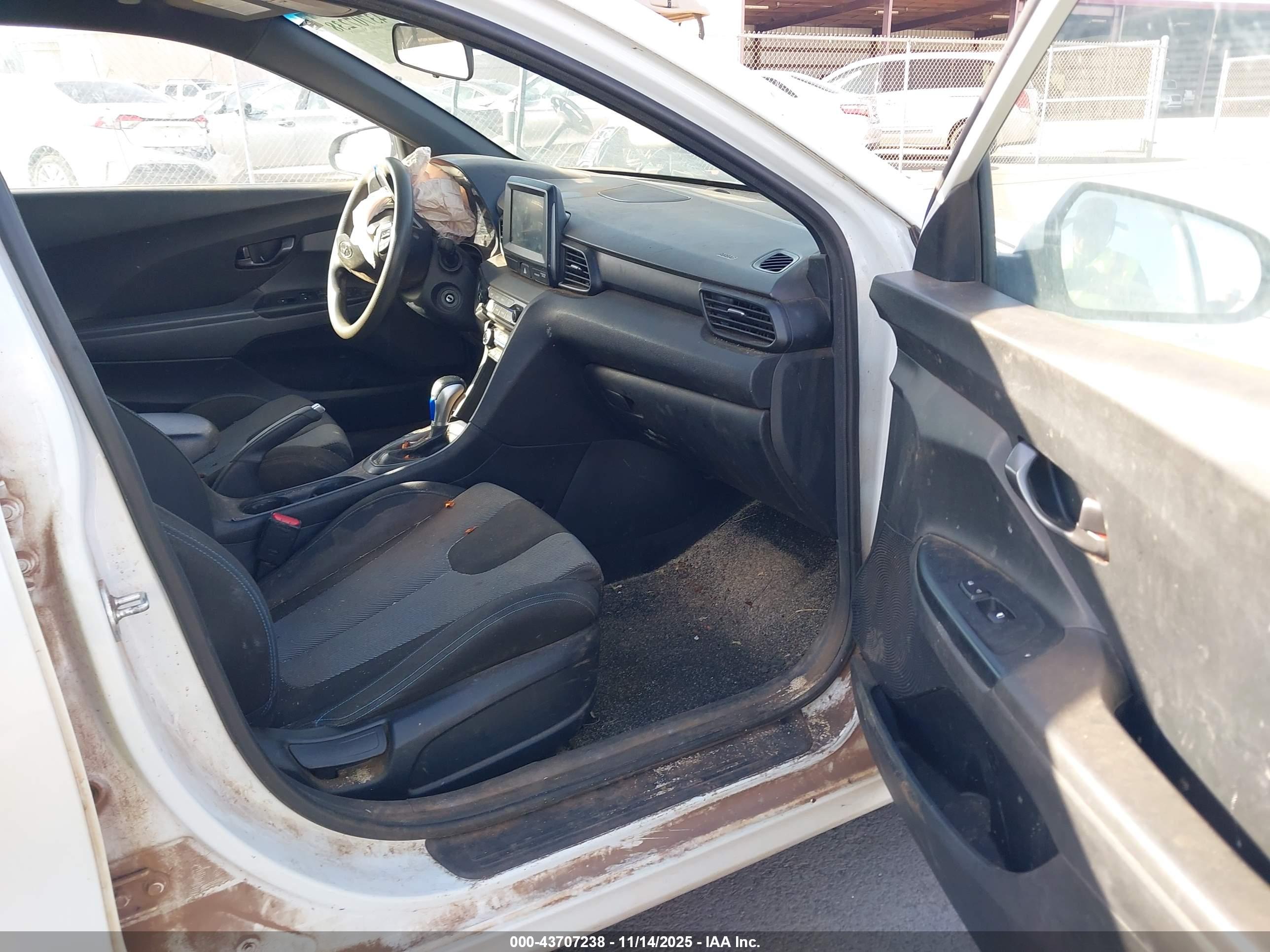 HYUNDAI VELOSTER image 5