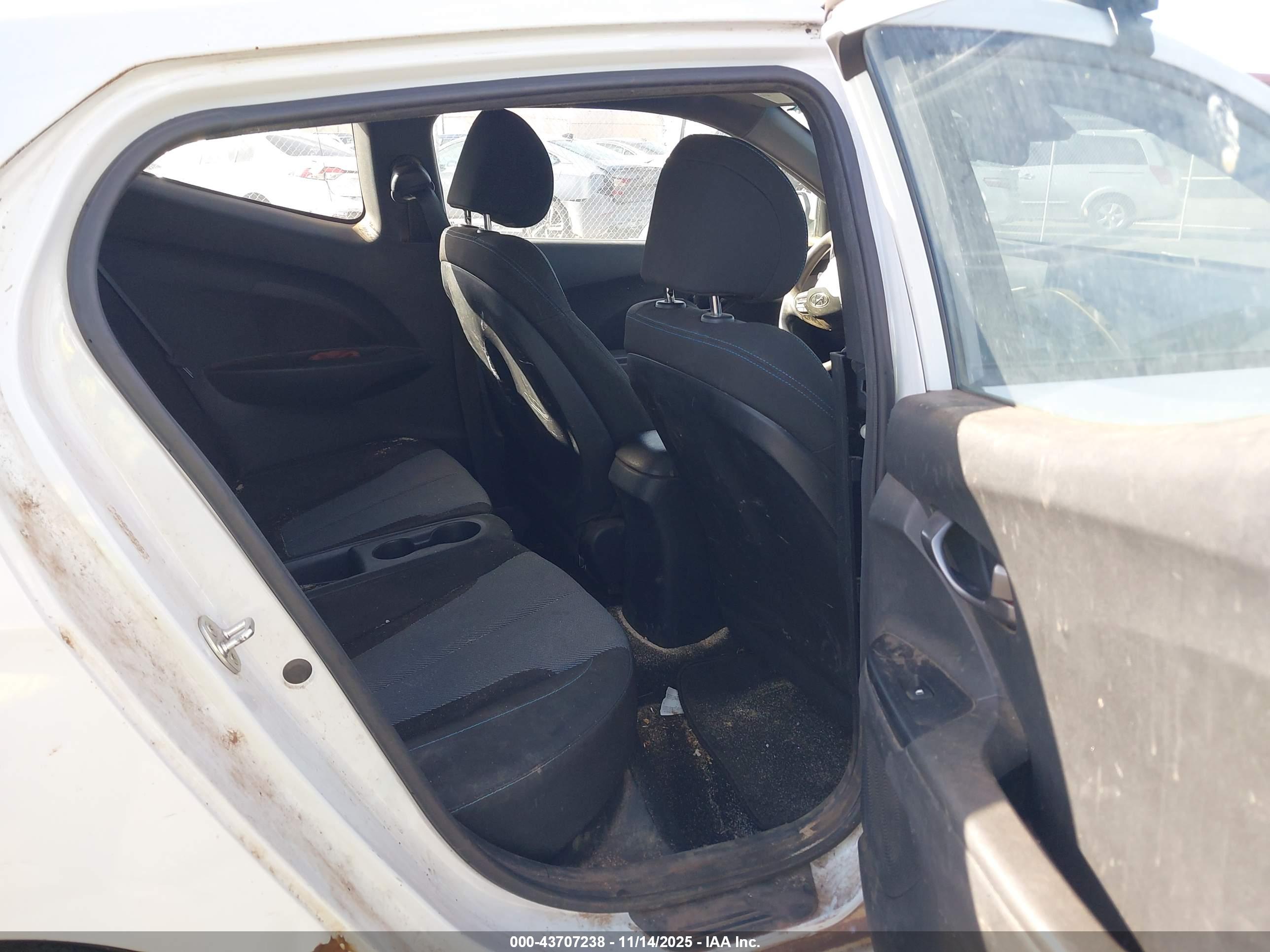 HYUNDAI VELOSTER image 8