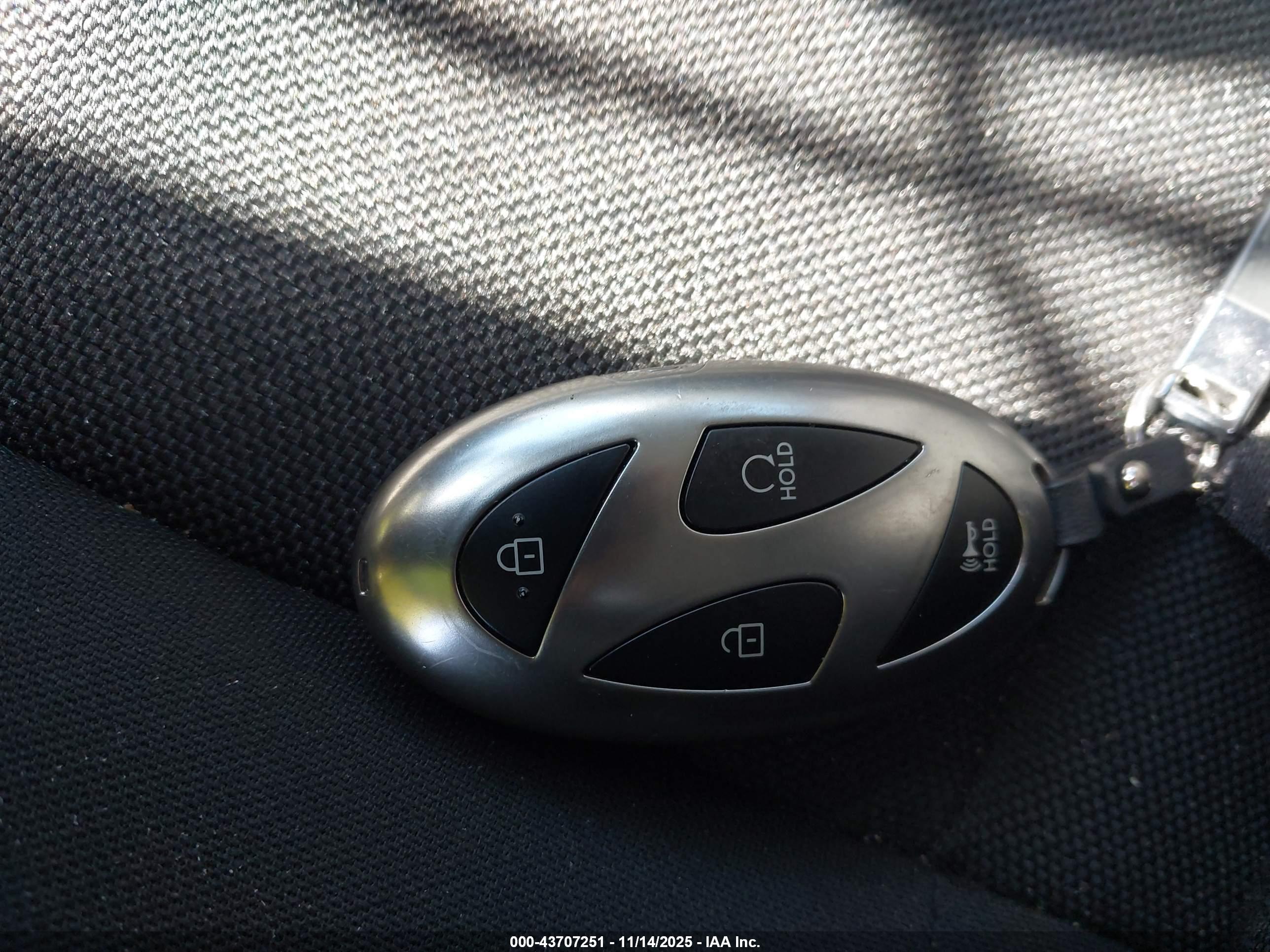 HYUNDAI SANTA image 11