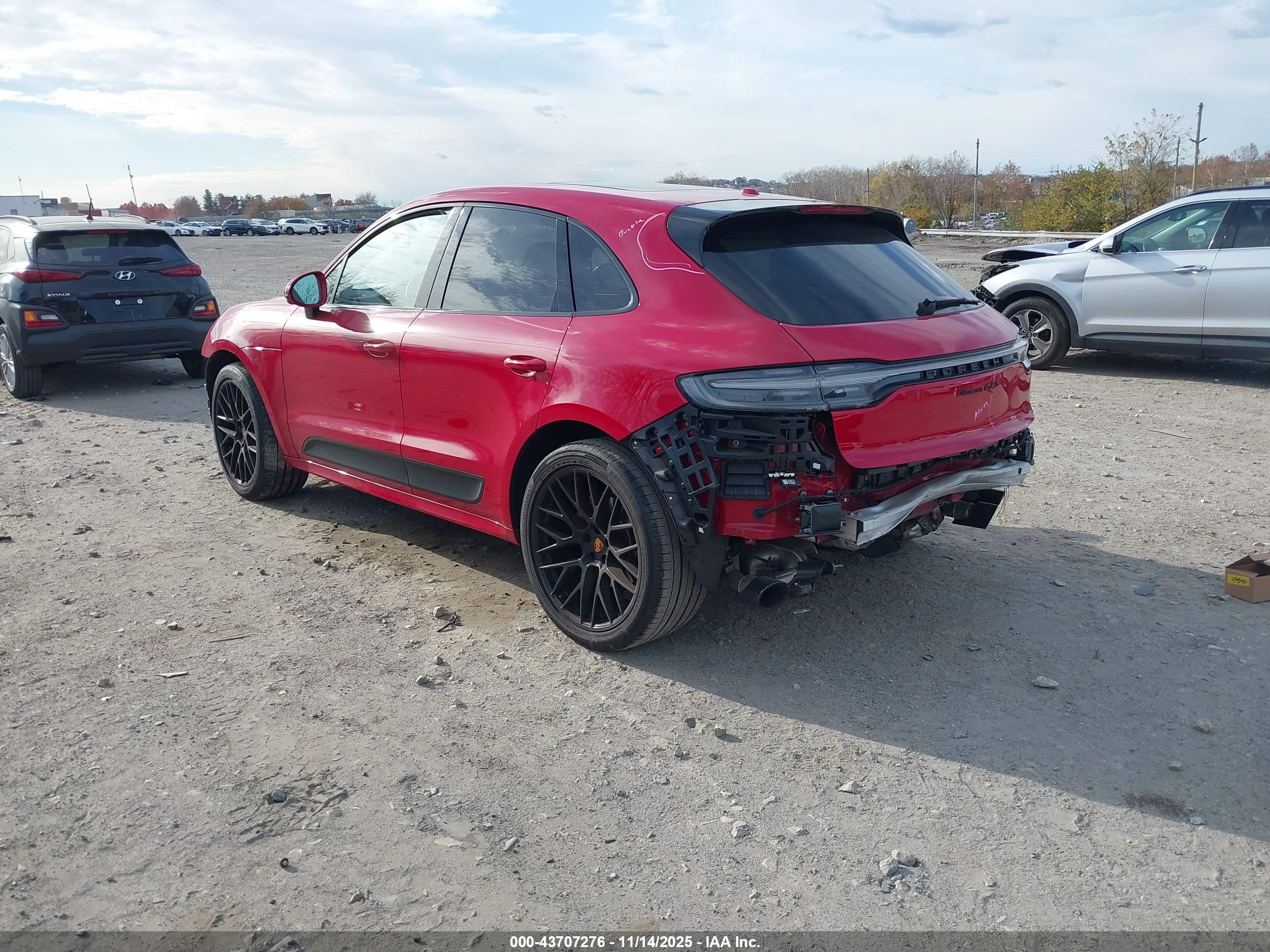 PORSCHE MACAN image 3
