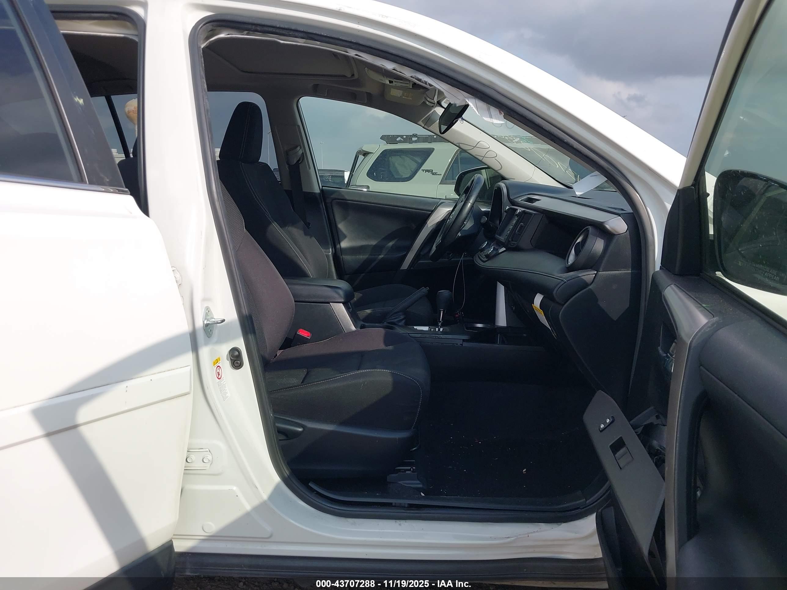 TOYOTA RAV4 image 5