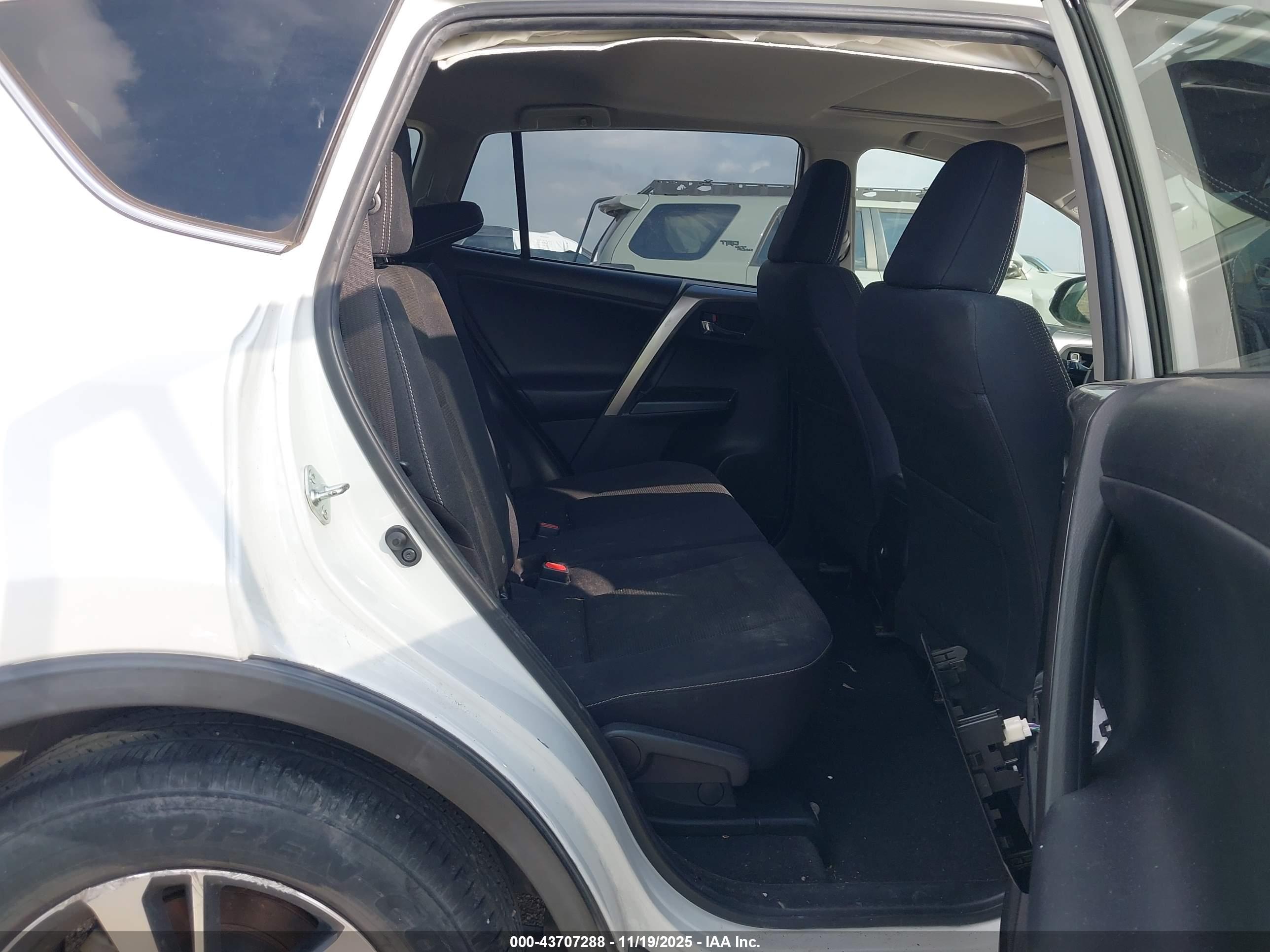 TOYOTA RAV4 image 8