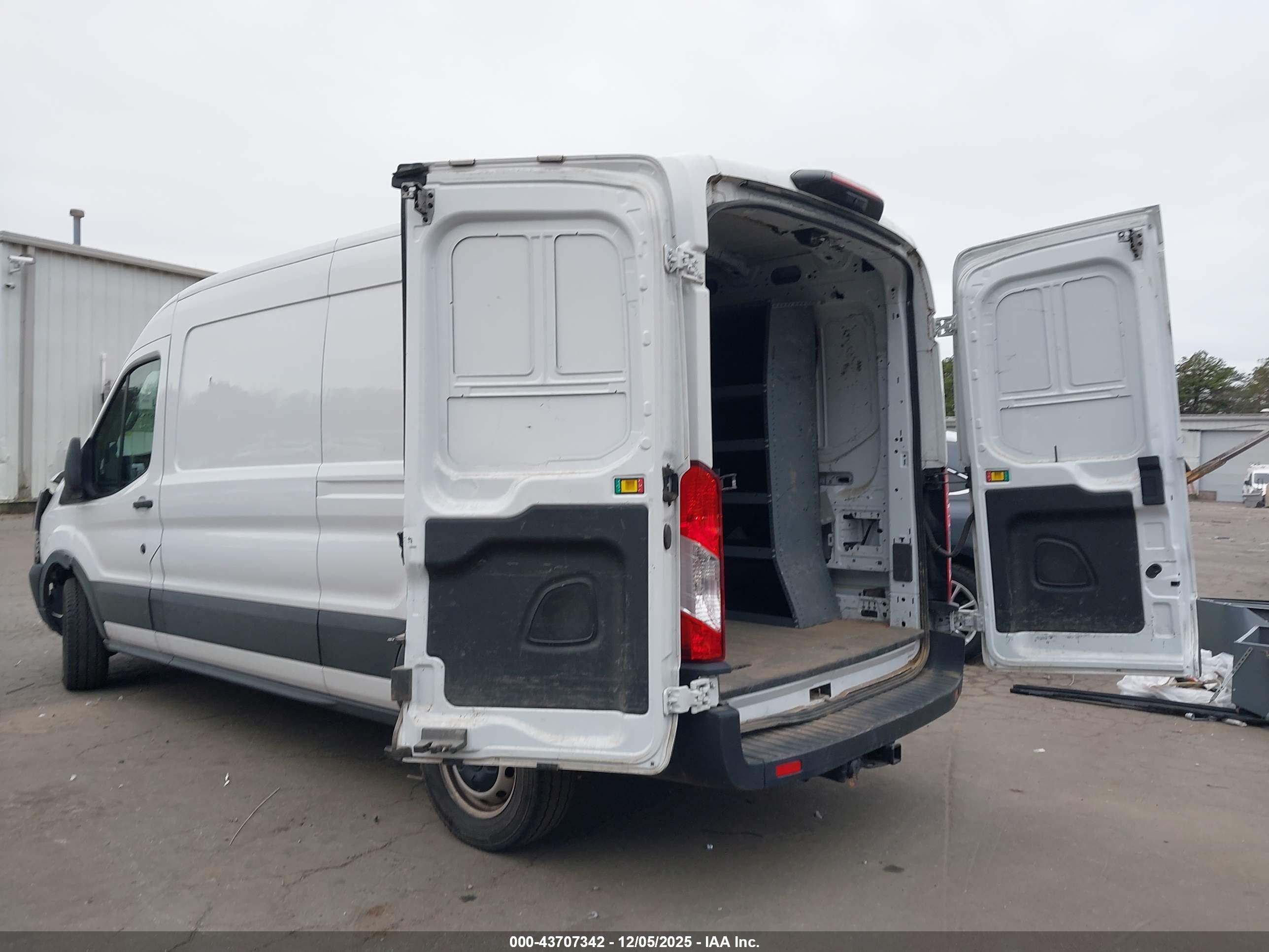 FORD TRANSIT-250 image 3