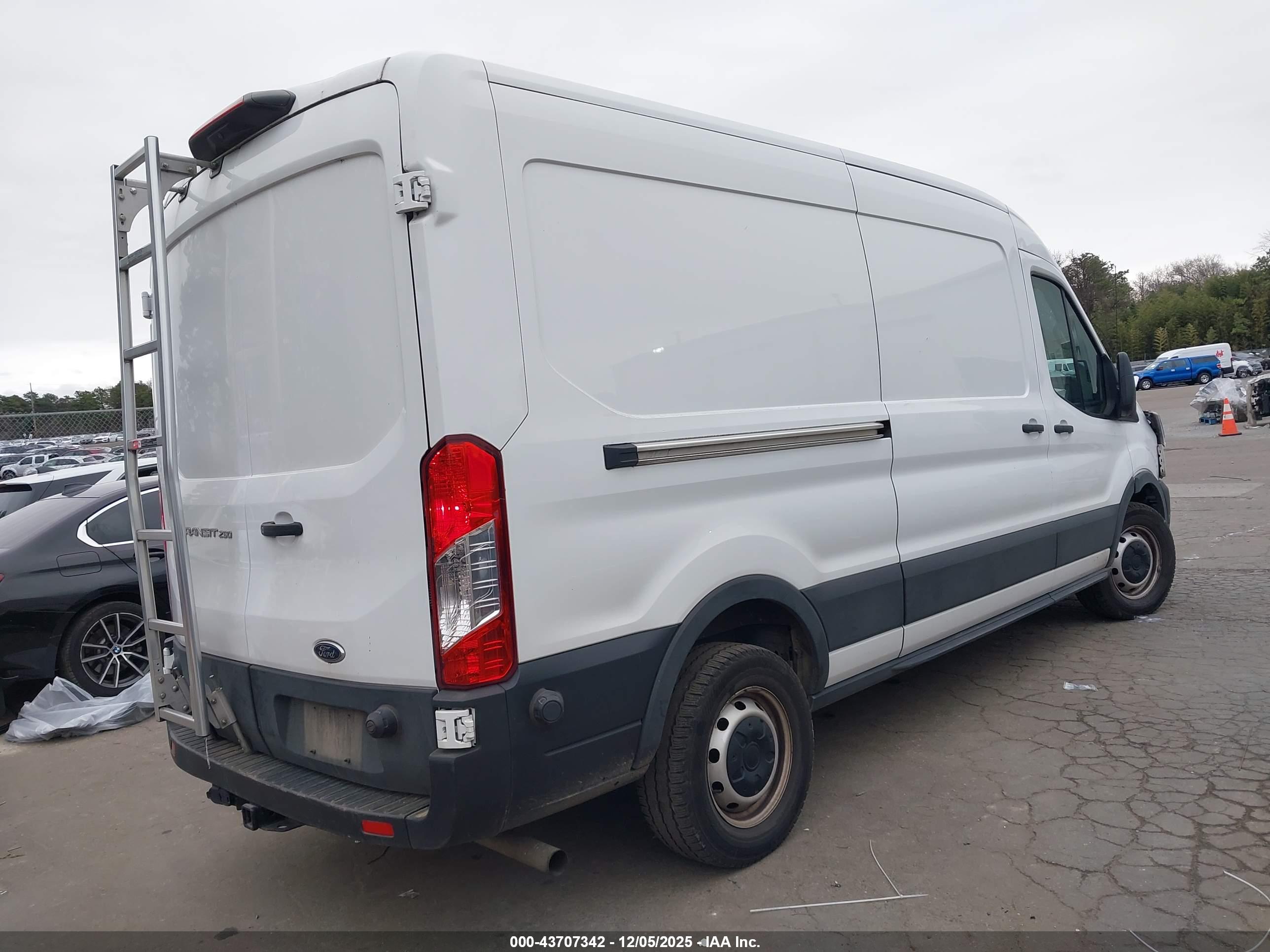FORD TRANSIT-250 image 4