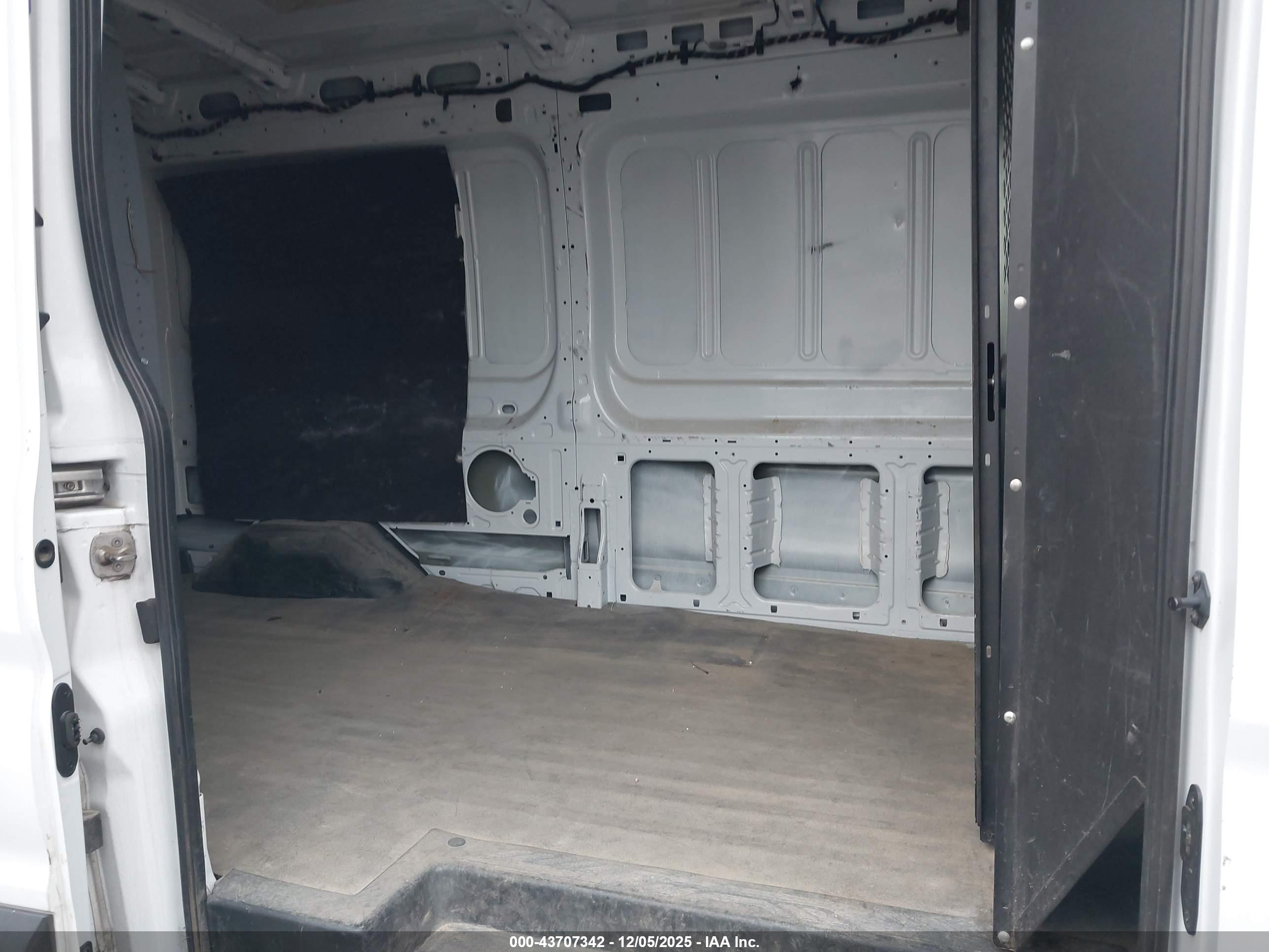 FORD TRANSIT-250 image 8