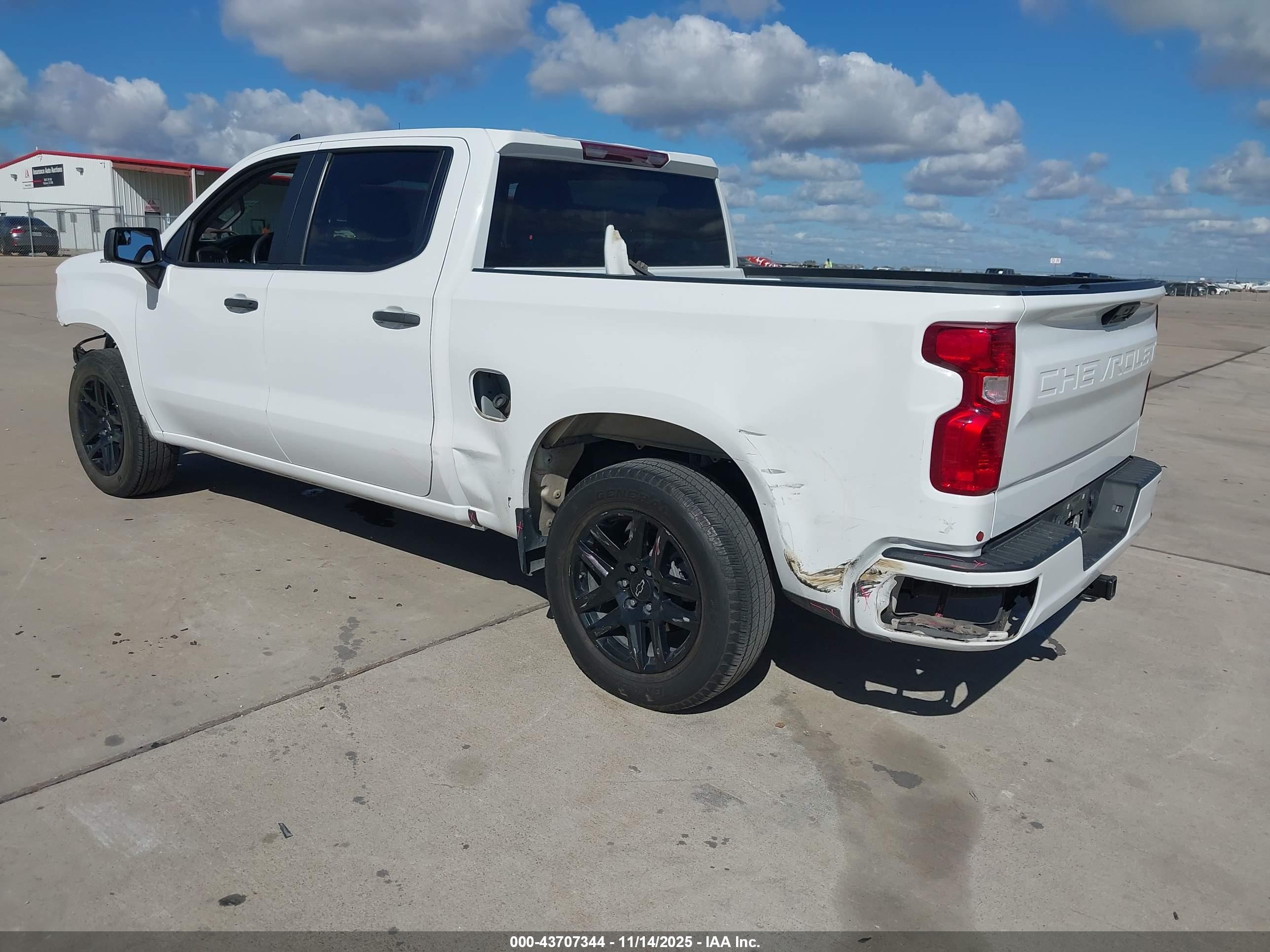 CHEVROLET SILVERADO image 3
