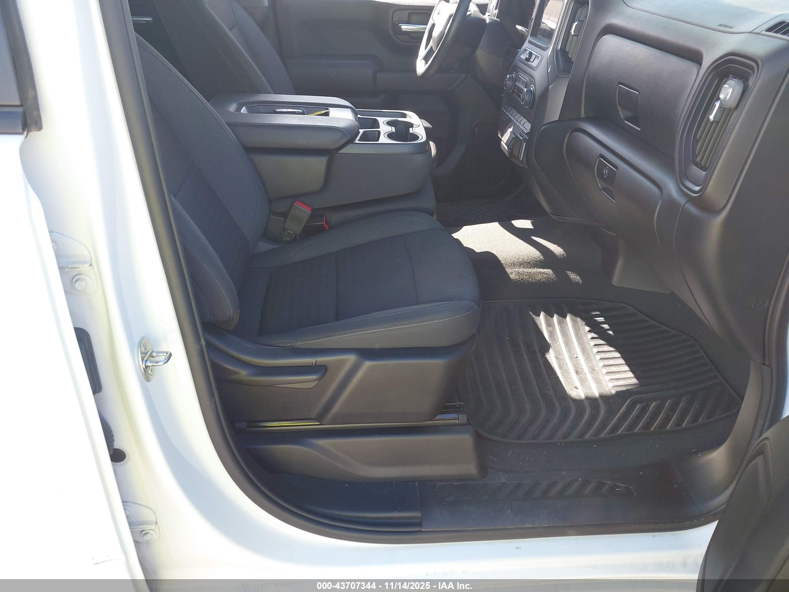 CHEVROLET SILVERADO image 5
