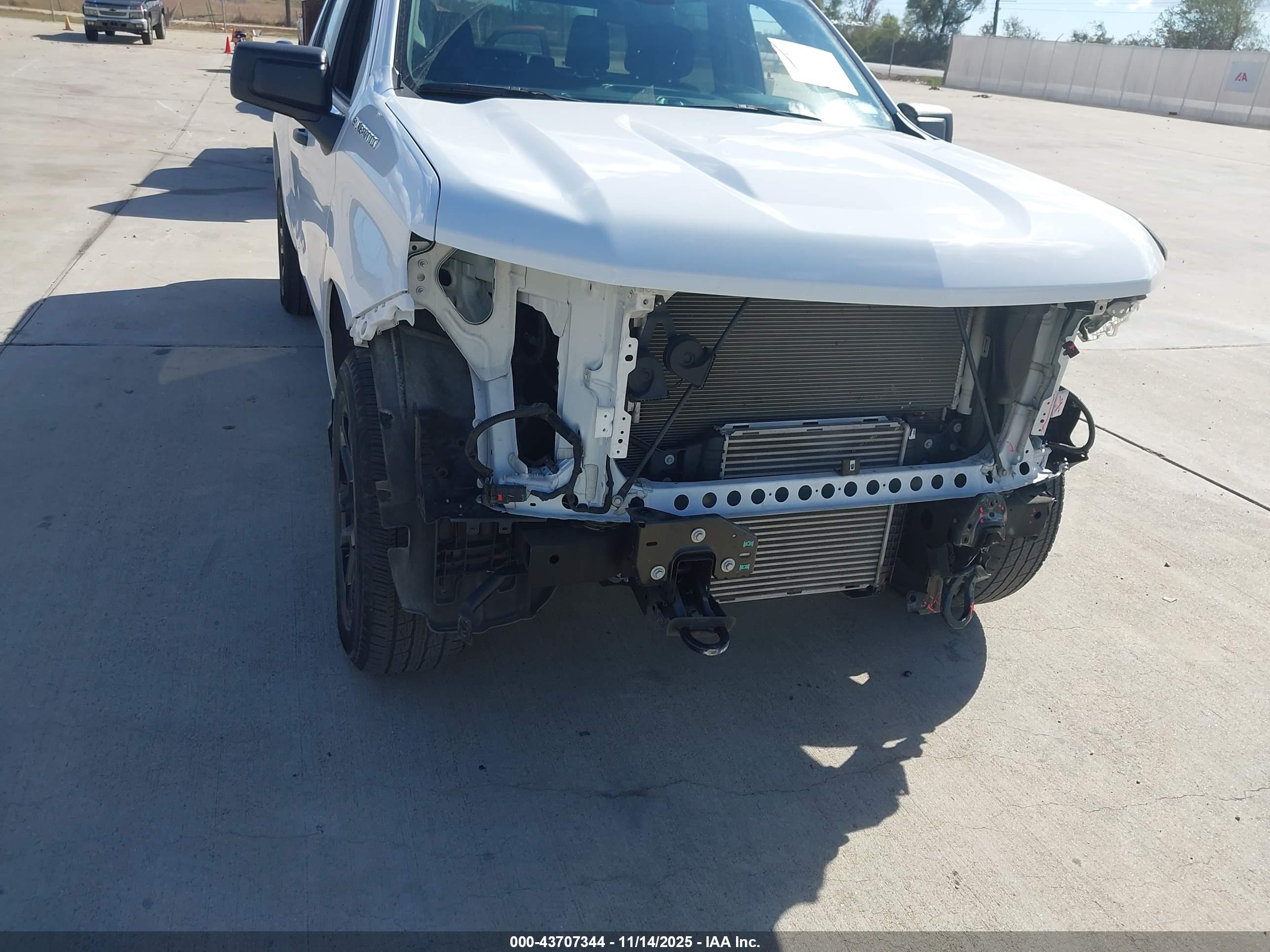 CHEVROLET SILVERADO image 6