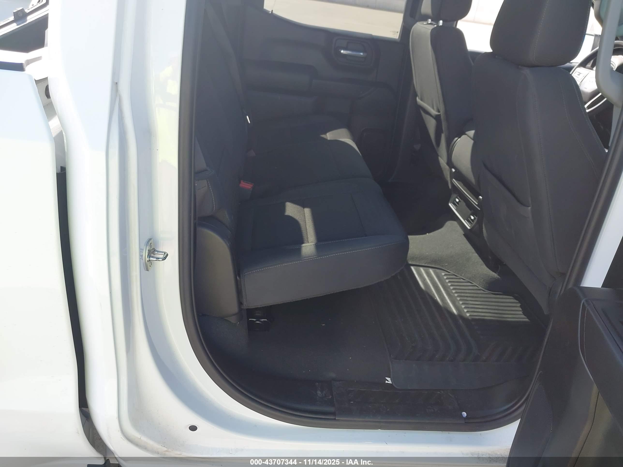 CHEVROLET SILVERADO image 8