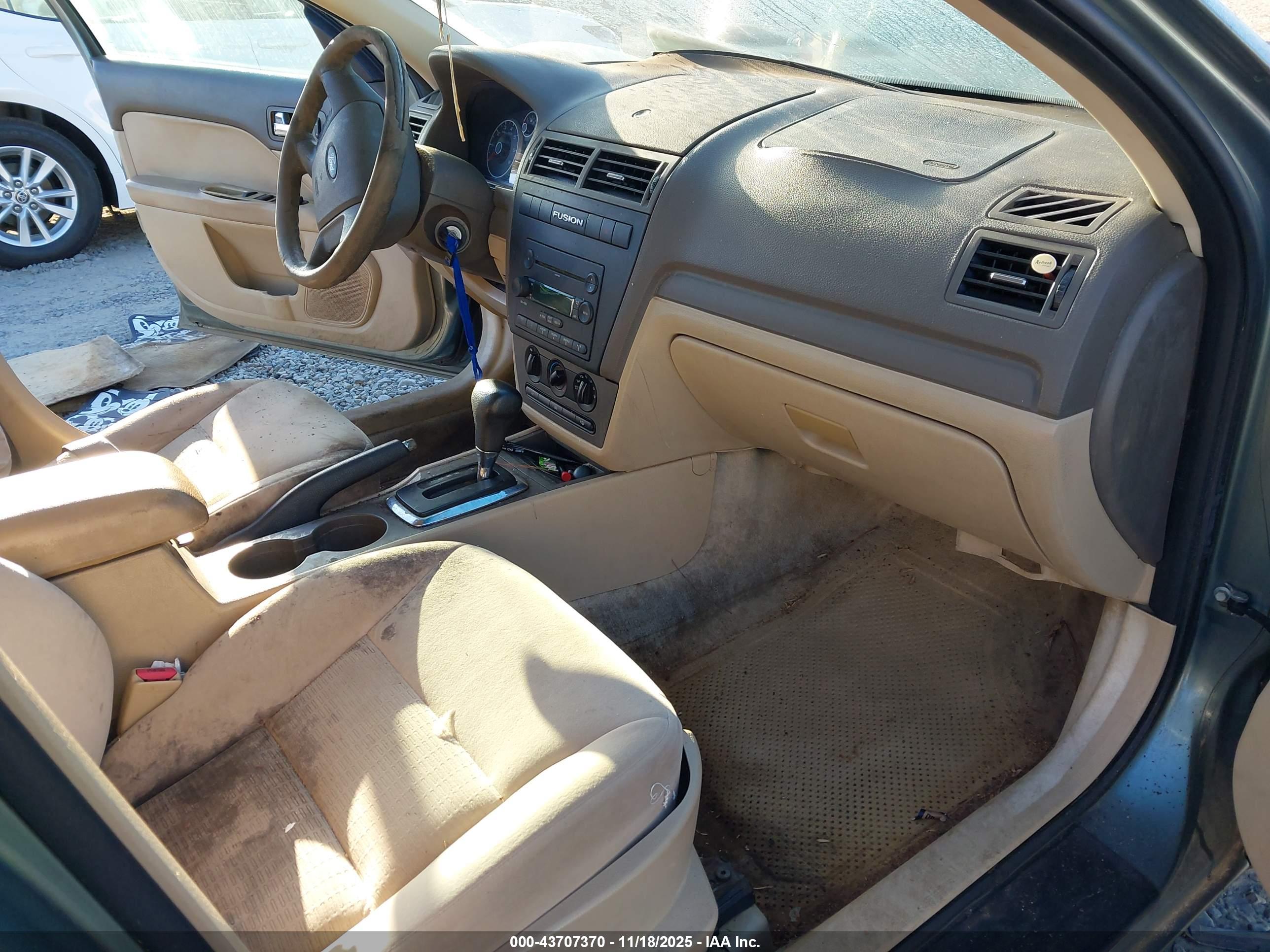 FORD FUSION image 5