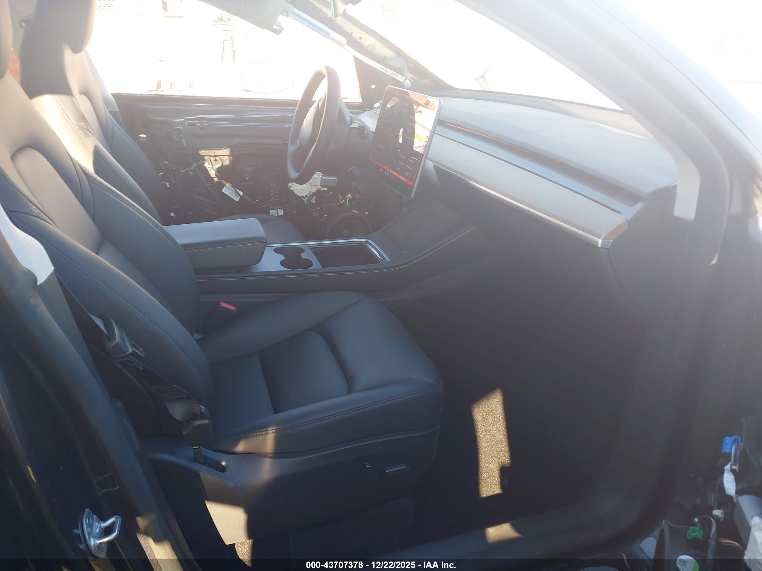 TESLA MODEL image 5