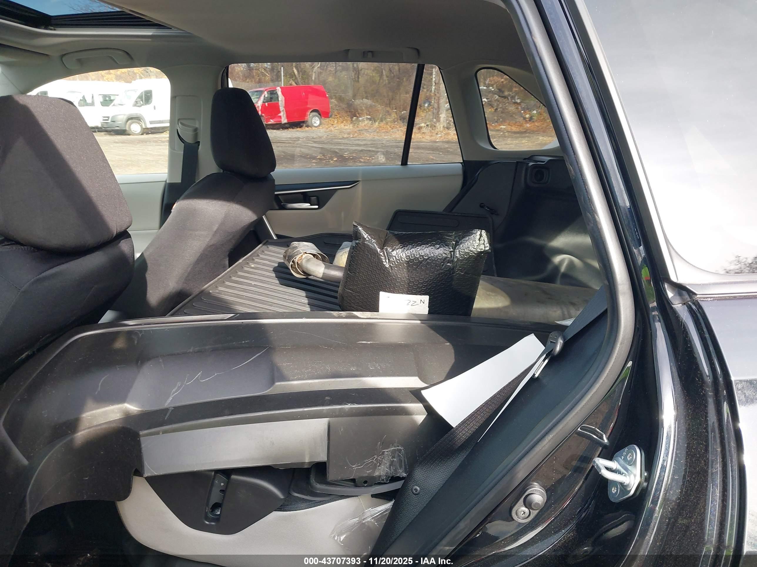 TOYOTA RAV4 image 8