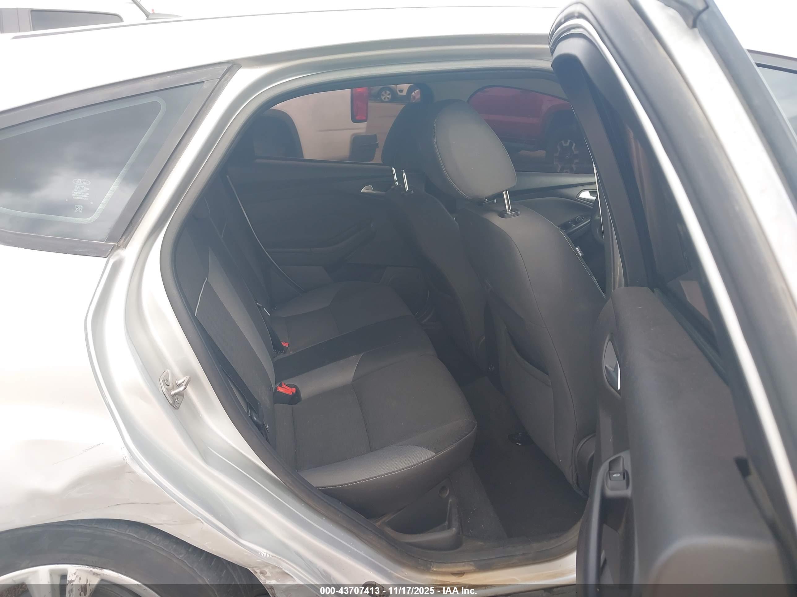 FORD FOCUS image 8