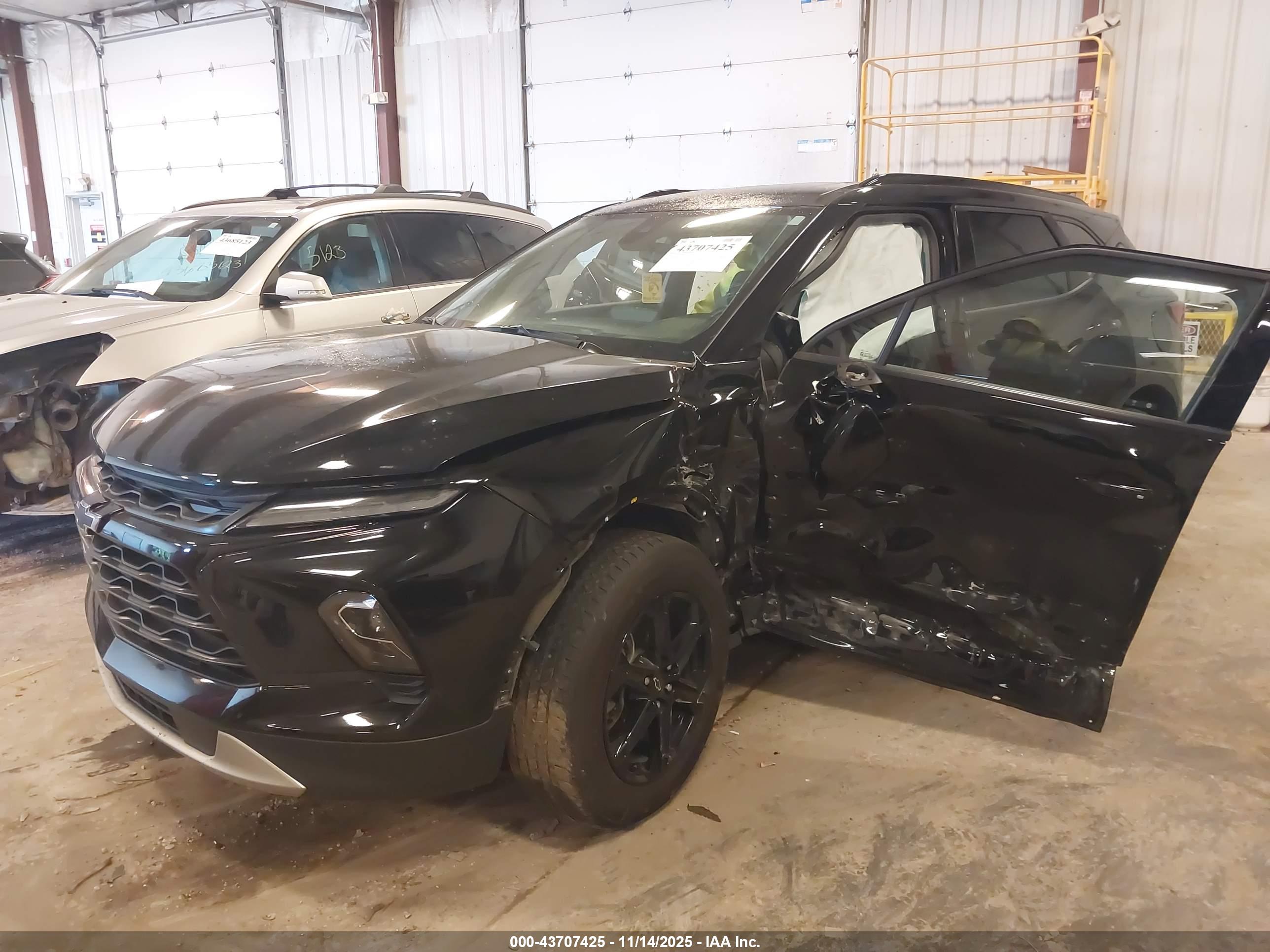 CHEVROLET BLAZER image 2