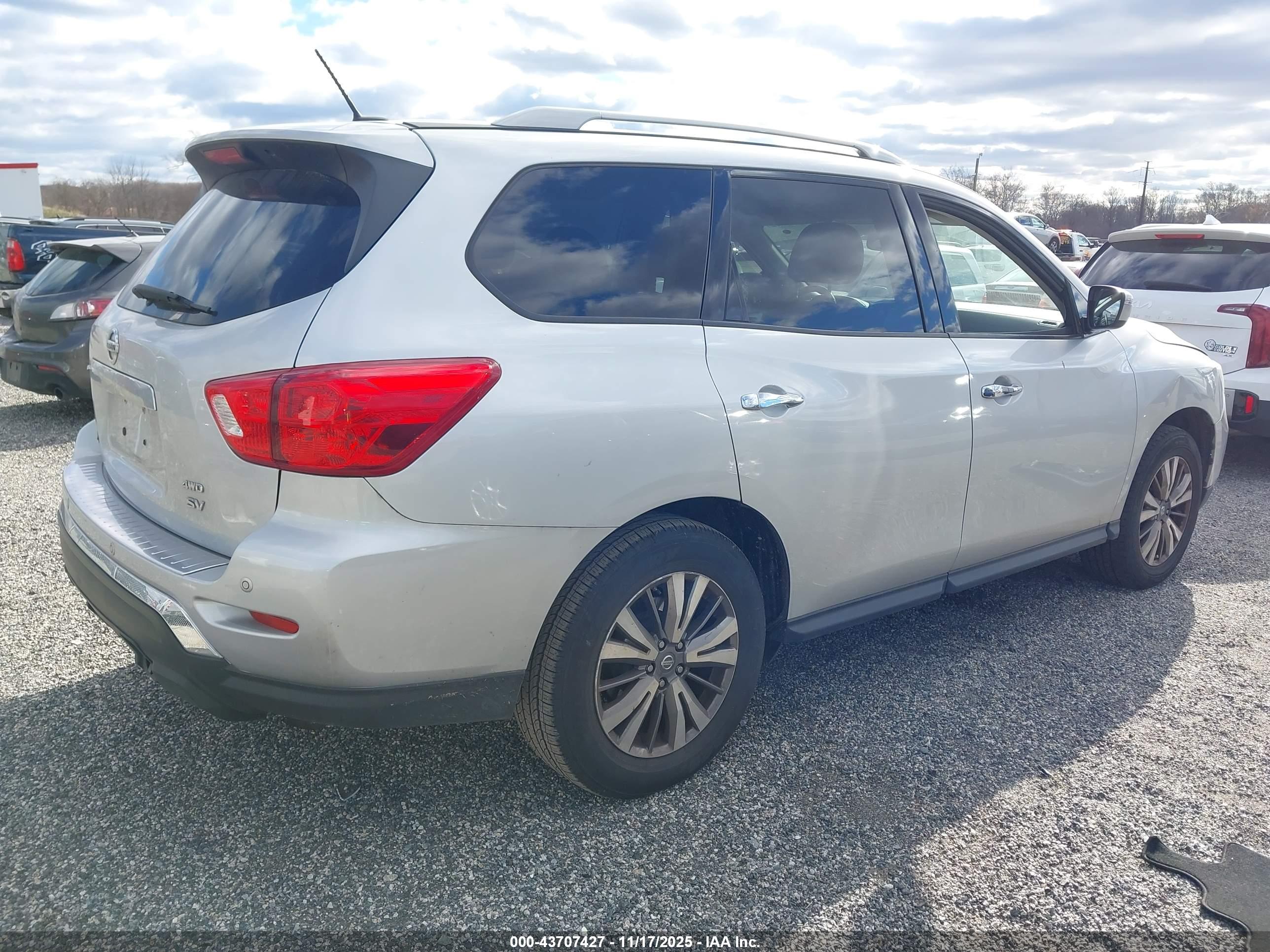 NISSAN PATHFINDER image 4