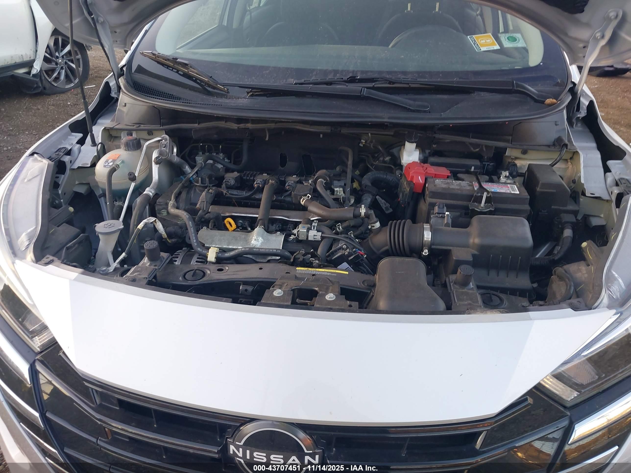 NISSAN VERSA image 10