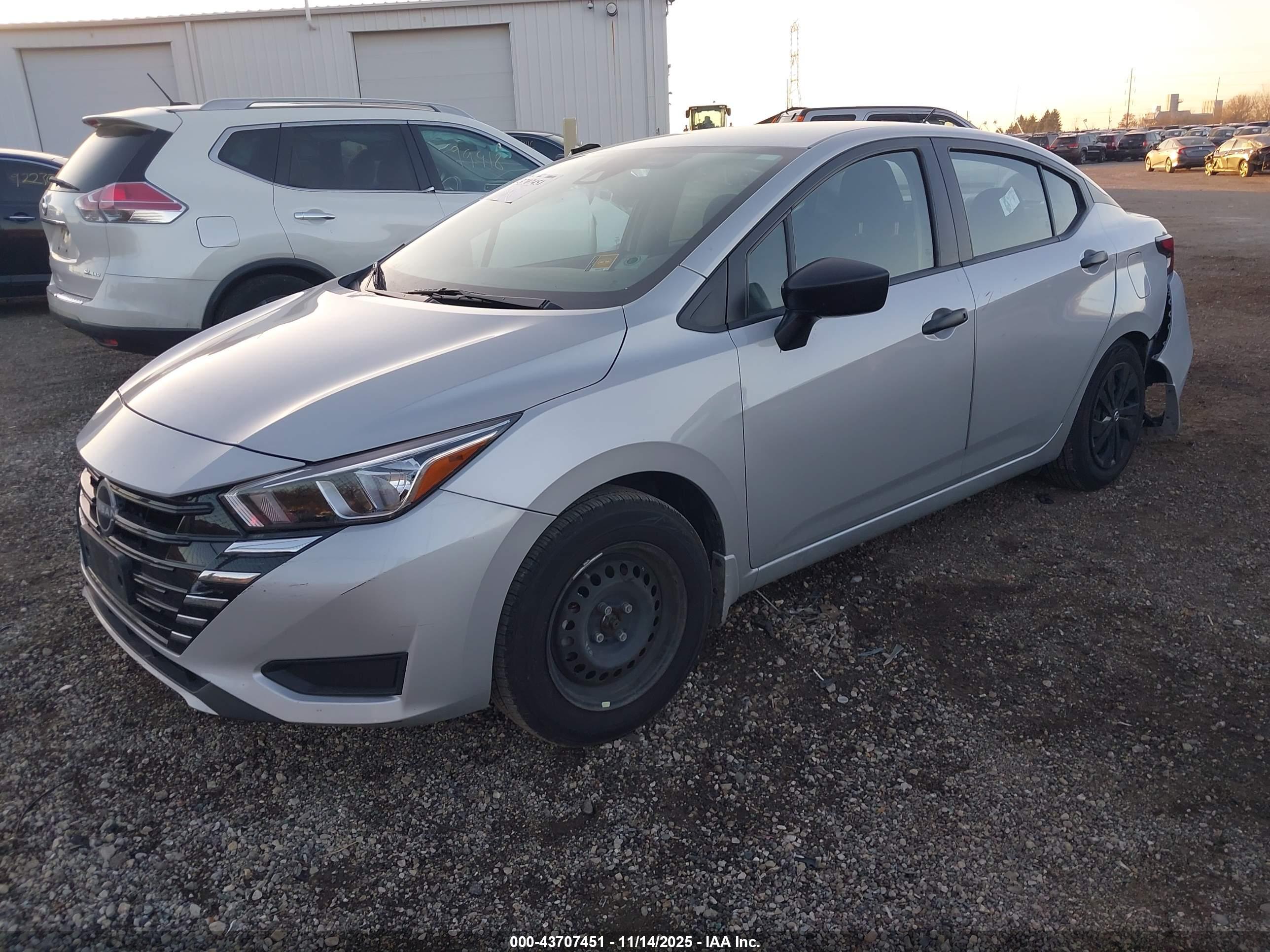 NISSAN VERSA image 2