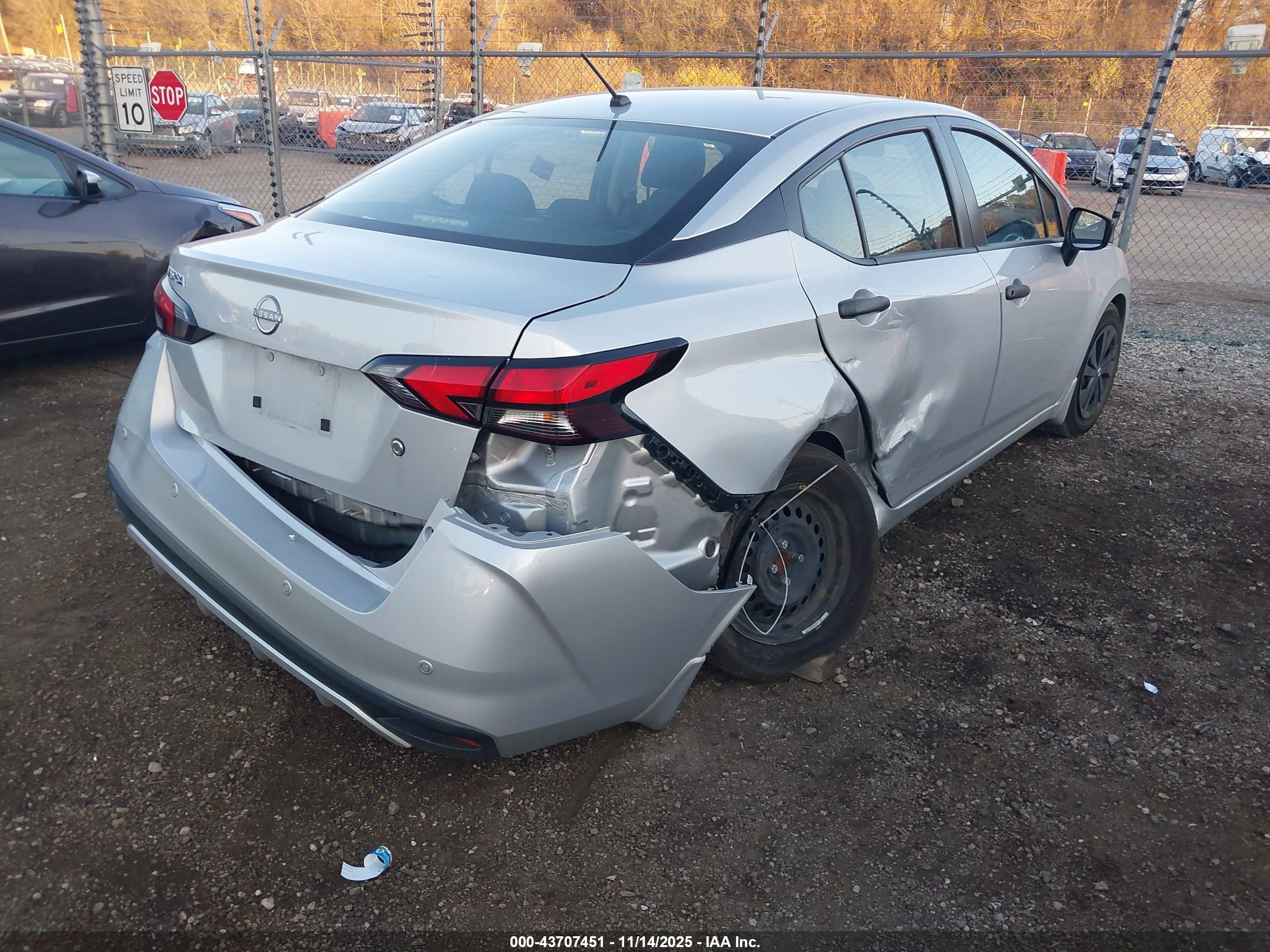 NISSAN VERSA image 4