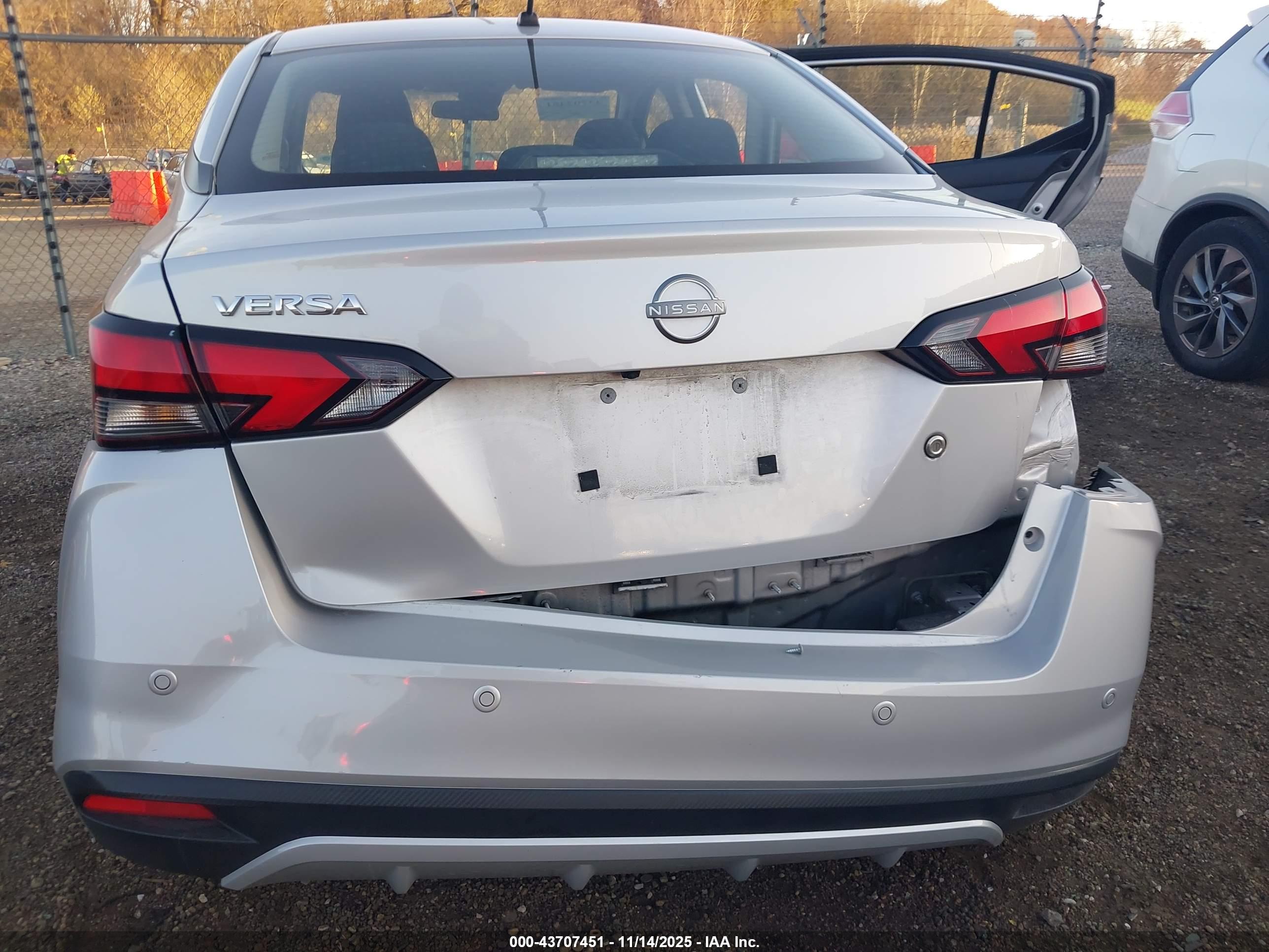 NISSAN VERSA image 6
